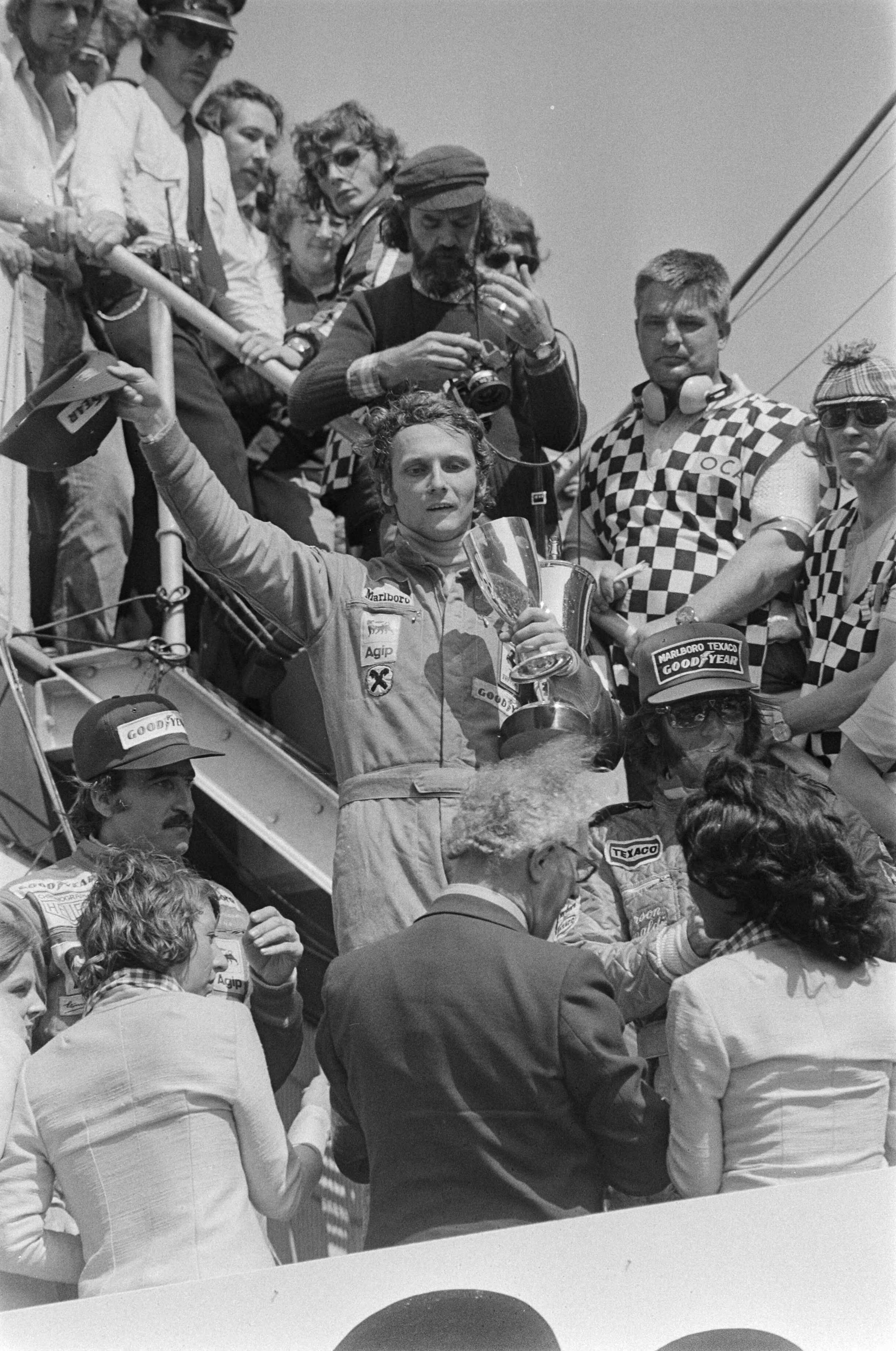 Fotocollectie Anefo — Grand Prix op Zandvoort, Niki Lauda (Oostenrijk) tijdens huldiging — Foto: Croes, Rob C. / Anefo. Licentie: Set B: Rechtenvrij / Publiek Domein. Bron: Nationaal Archief. http://hdl.handle.net/10648/ac4e4b84-d0b4-102d-bcf8-003048976d84