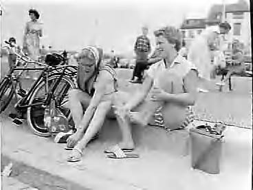 Fotocollectie Anefo — Strandleven te Scheveningen, meisjes op de boulevard — Foto: Behrens, Herbert F. / Anefo. Licentie: Set B: Rechtenvrij / Publiek Domein. Bron: Nationaal Archief. http://hdl.handle.net/10648/a982c93e-d0b4-102d-bcf8-003048976d84