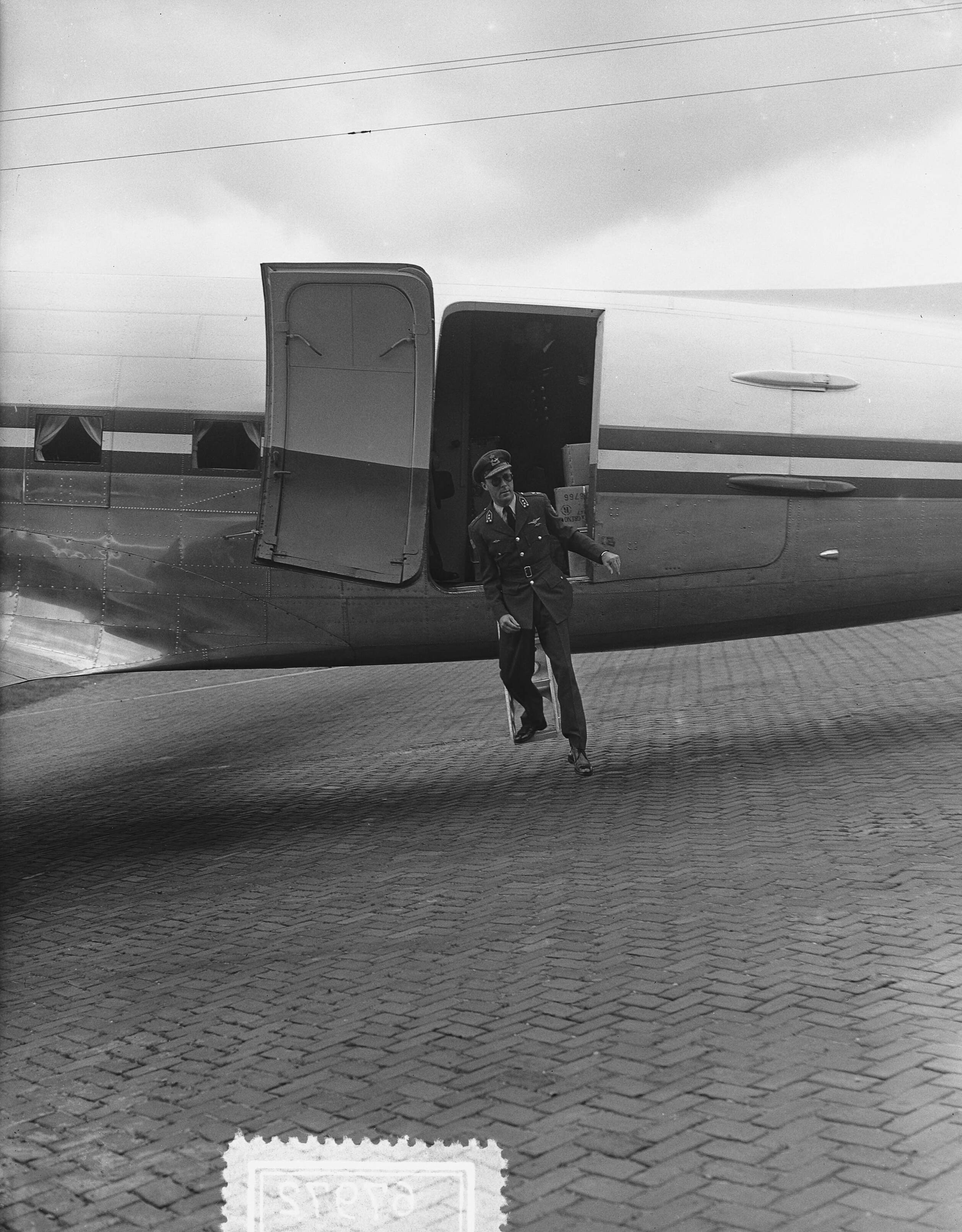Prins Bernhard arriveert op Soesterberg na een reis naar Zuid-Afrika — Aankomst prins Bernhard op Soesterberg uit Zuid Afrika. Prins Bernhard stapt uit het vliegtuig — Foto: Bilsen, Joop van / Anefo. Licentie: Set B: Rechtenvrij / Publiek Domein. Bron: Nationaal Archief. http://hdl.handle.net/10648/a92ba866-d0b4-102d-bcf8-003048976d84