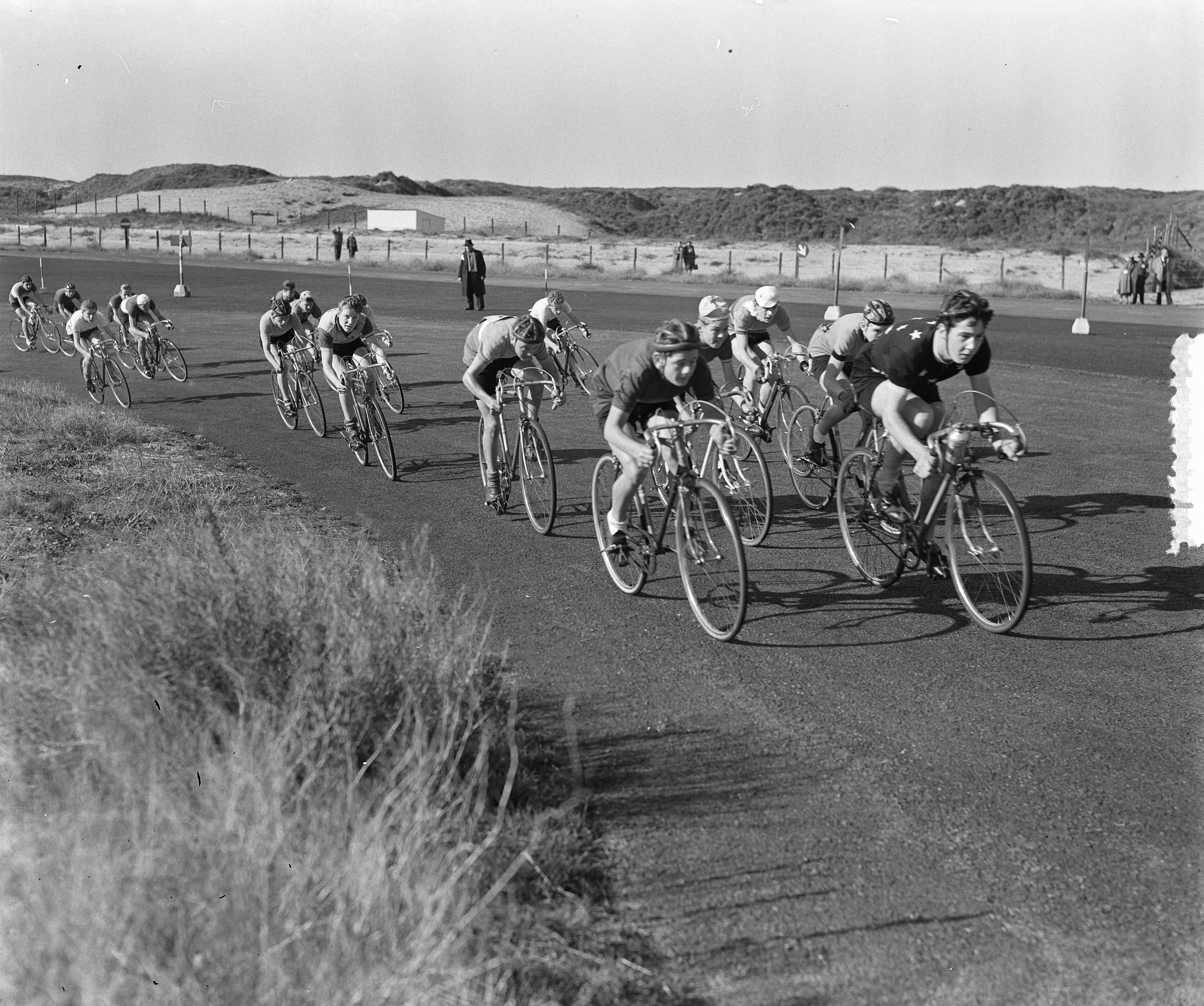 Fotocollectie Anefo — Wielrennen junioren op het circuit van Zandvoort — Foto: Pot, Harry / Anefo. Licentie: Set B: Rechtenvrij / Publiek Domein. Bron: Nationaal Archief. http://hdl.handle.net/10648/a900fe72-d0b4-102d-bcf8-003048976d84