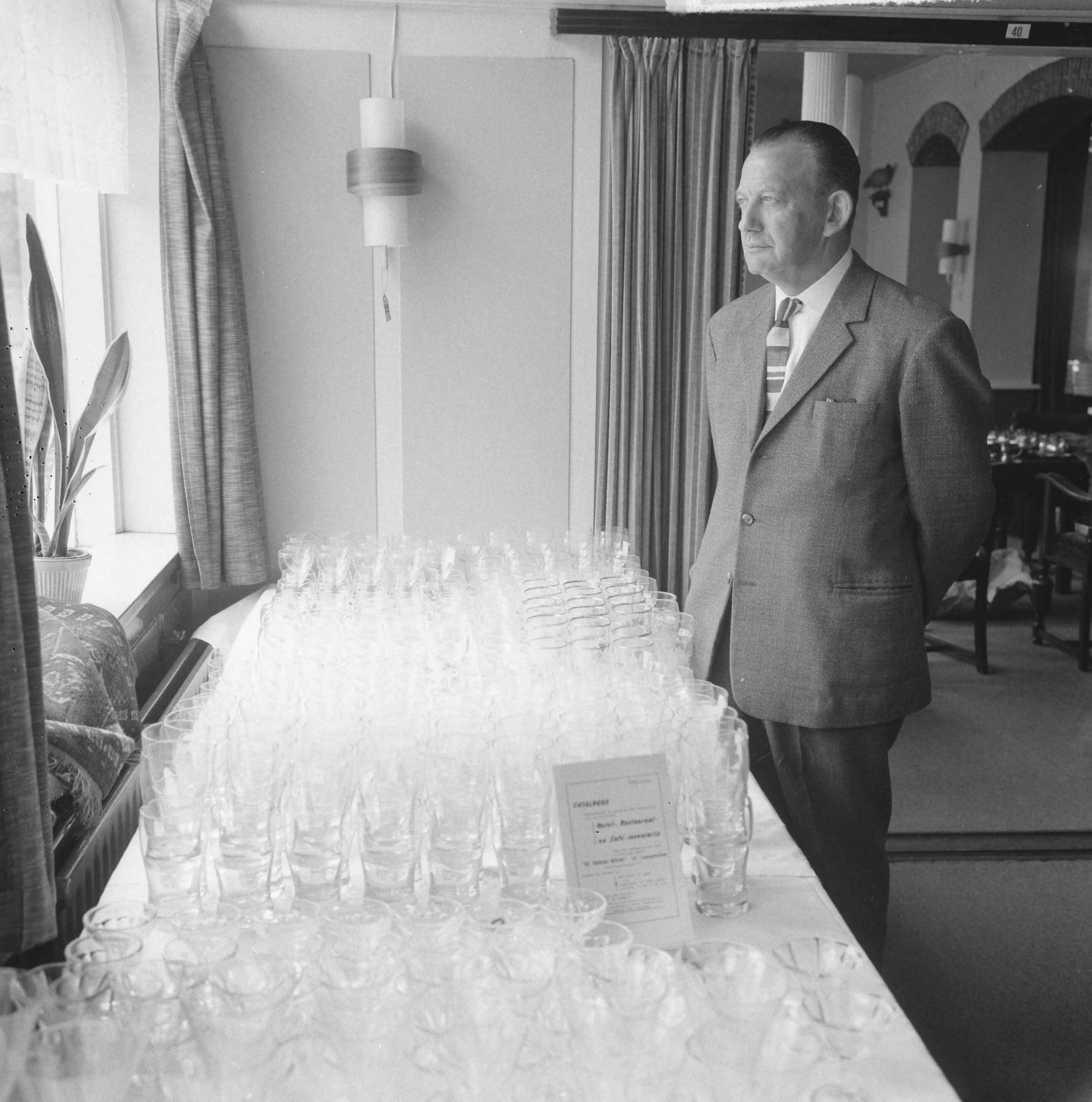 Fotocollectie Anefo — Restaurant "De Groene Weide" te Leeuwarden gaat weg, eigenaar T.B. Havinga — Foto: Nijs, Jac. de / Anefo. Licentie: Set B: Rechtenvrij / Publiek Domein. Bron: Nationaal Archief. http://hdl.handle.net/10648/aaac9b82-d0b4-102d-bcf8-003048976d84