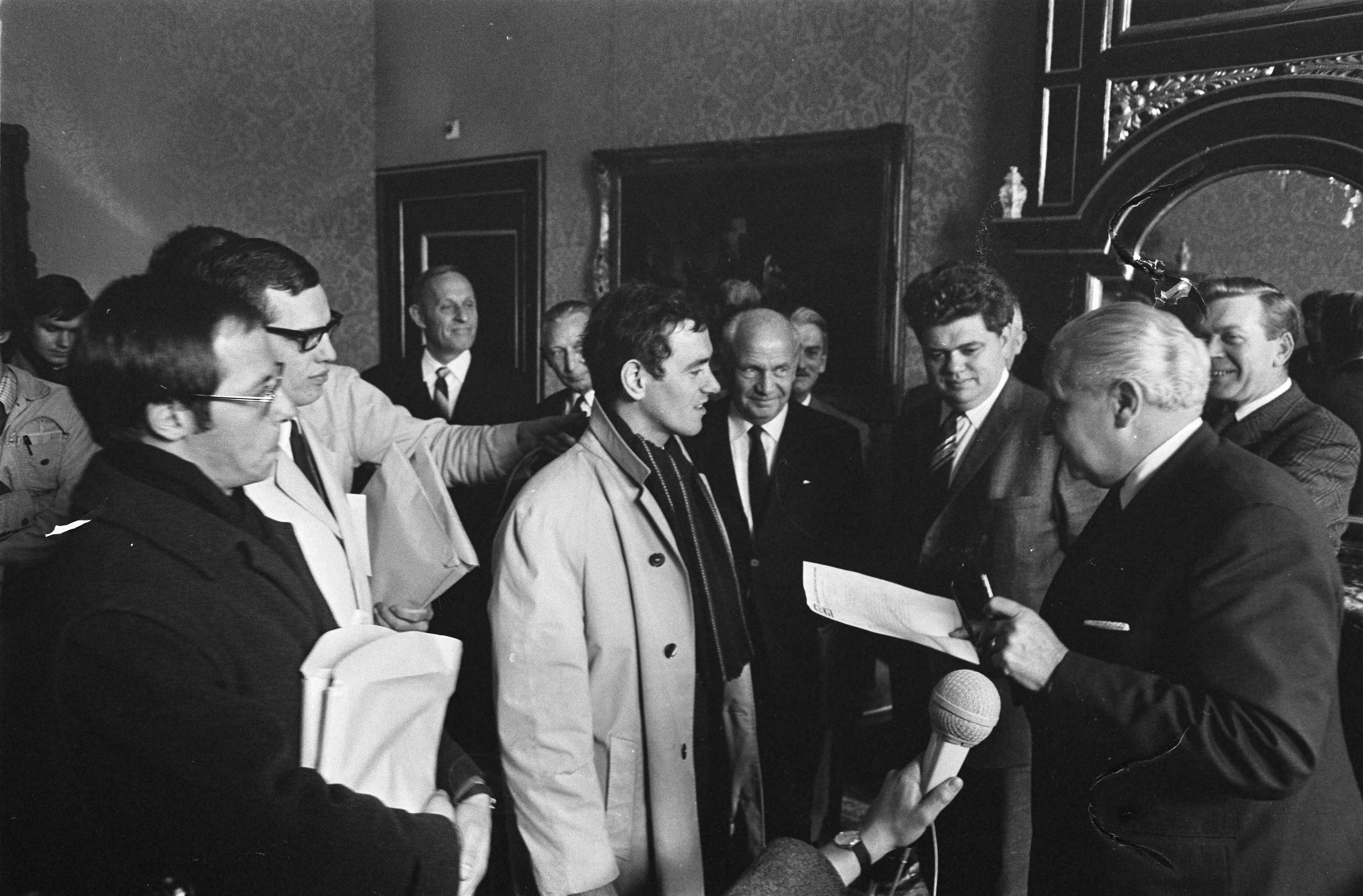 Fotocollectie Anefo — Dienstplichtige militairen demonstreren met borden voor meer salaris Den Haag . Demonstranten — Foto: Evers, Joost / Anefo. Licentie: Set B: Rechtenvrij / Publiek Domein. Bron: Nationaal Archief. http://hdl.handle.net/10648/ab7f3b82-d0b4-102d-bcf8-003048976d84