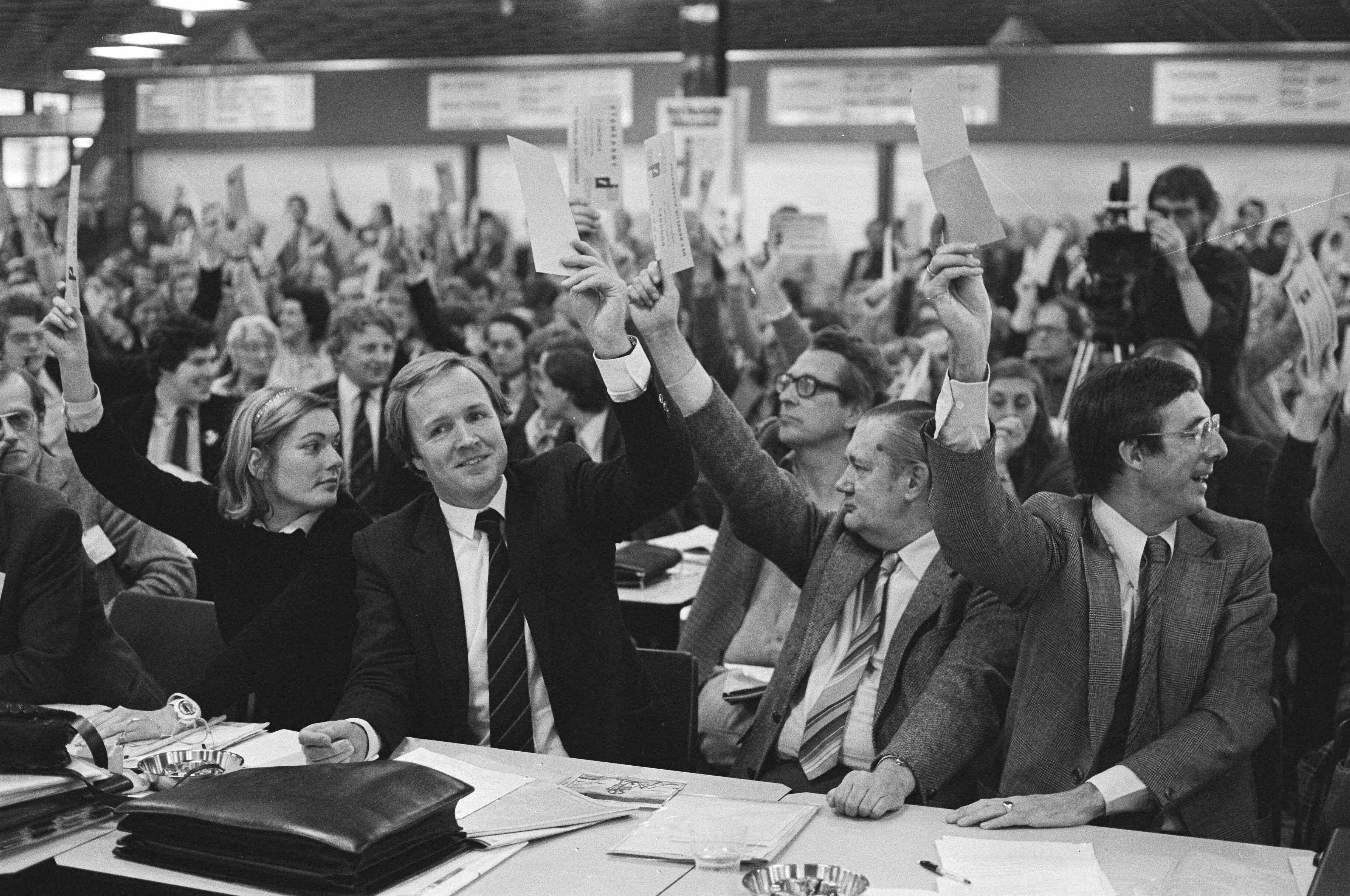 Fotocollectie Anefo — Congres D66 in Utrecht, tijdens de stemming Suzanne Bischoff , Jan Terlouw , Zeevalking en Brinhorst — Foto: Croes, Rob C. / Anefo. Licentie: Set B: Rechtenvrij / Publiek Domein. Bron: Nationaal Archief. http://hdl.handle.net/10648/acecaa86-d0b4-102d-bcf8-003048976d84
