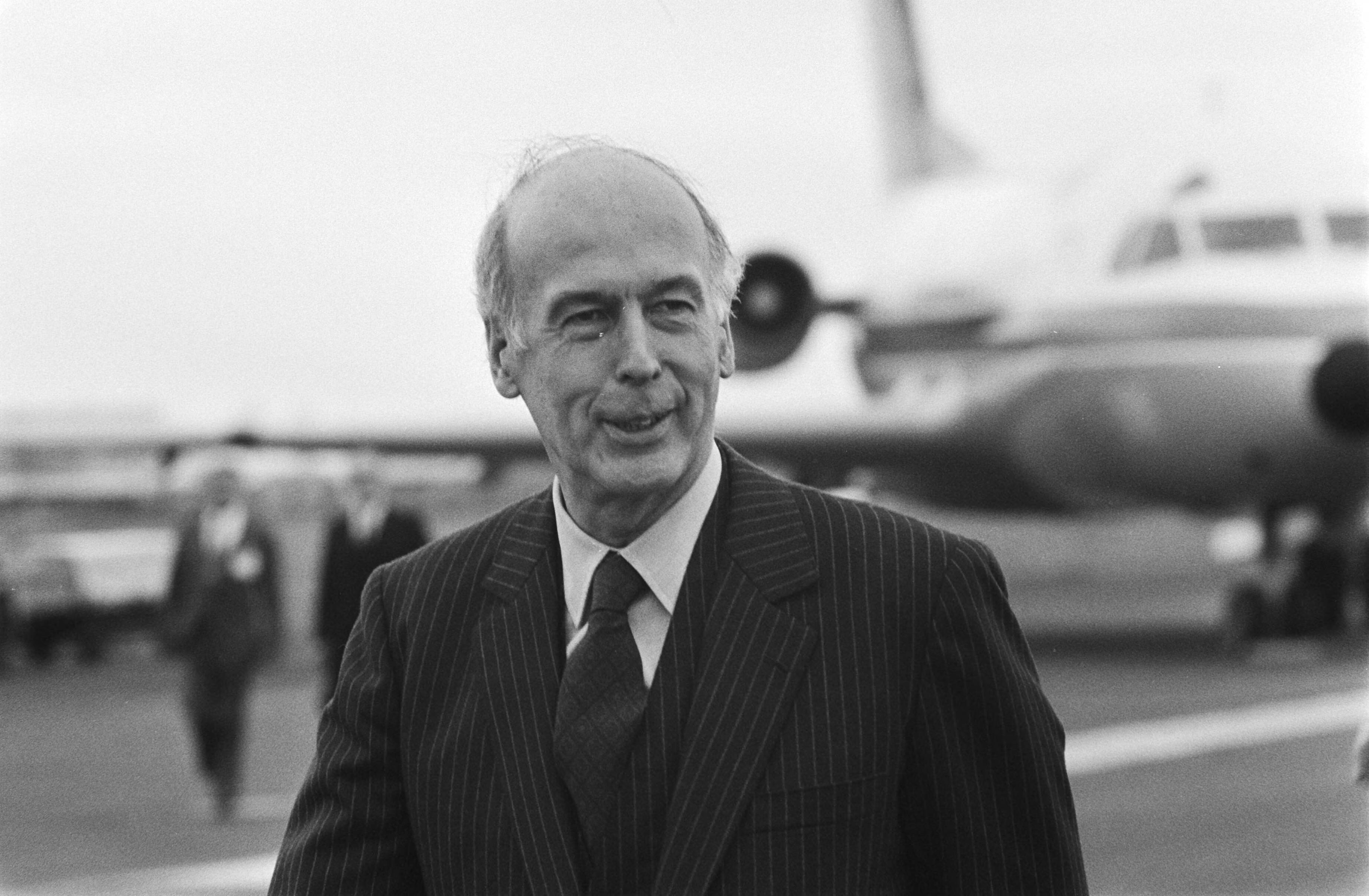 Fotocollectie Anefo — Europese Raad in Maastricht, Giscard dEstaing op vliegveld Beek (kop) — Foto: Croes, Rob C. / Anefo. Licentie: Set B: Rechtenvrij / Publiek Domein. Bron: Nationaal Archief. http://hdl.handle.net/10648/acf7c9c0-d0b4-102d-bcf8-003048976d84