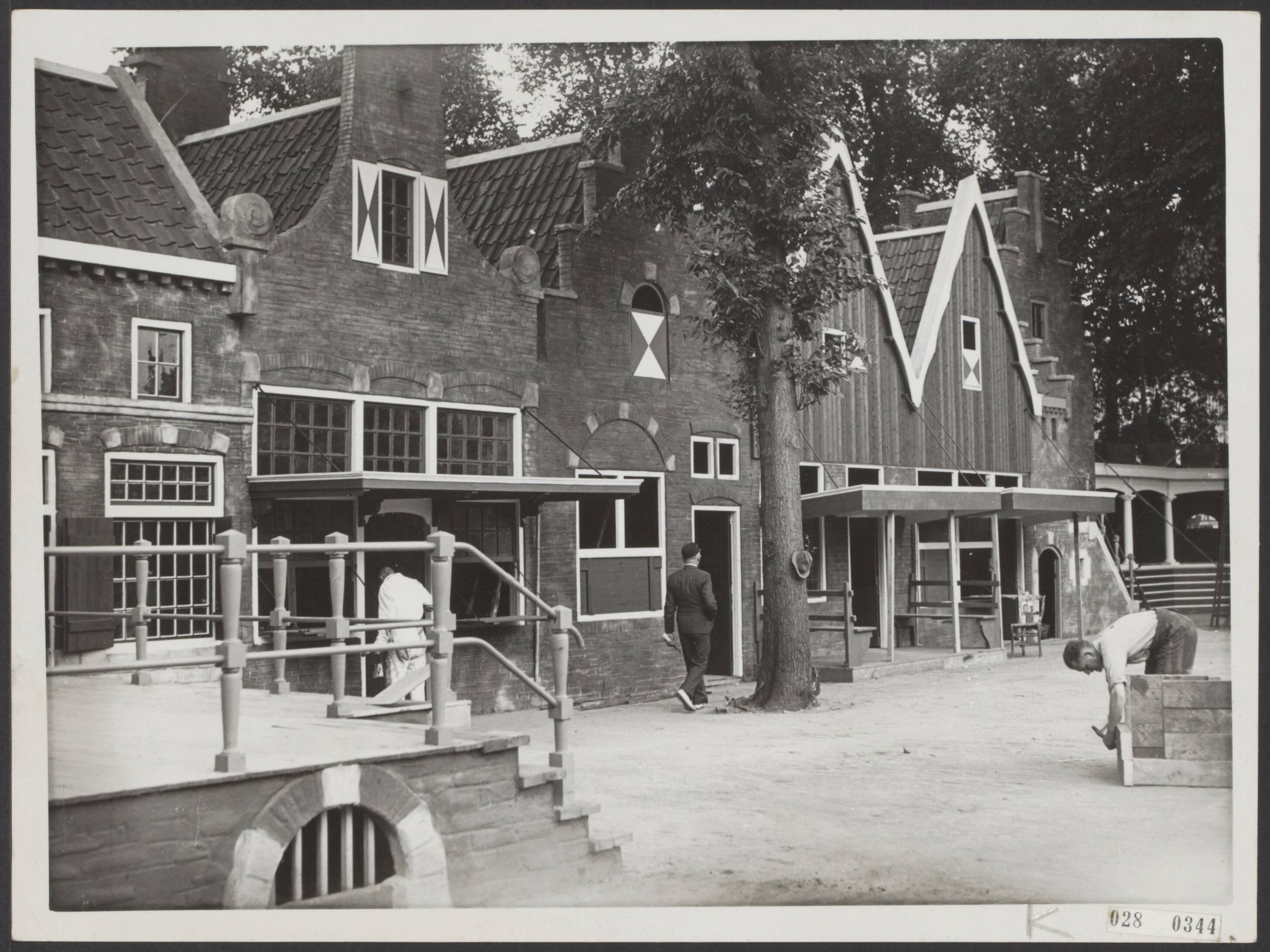 Fotocollectie Elsevier Binnenland — Voorbereidingen voor de lustrumfeesten, die gehouden zullen worden t.g.v. het 300-jarig bestaan van de Universiteit te Utrecht. Op Vreeburg verrijst een oud-Hollands terrein. Enige oud-Hollandse geveltjes — Foto: N.V. Polygoon. Licentie: Set B: Rechtenvrij / Publiek Domein. Bron: Nationaal Archief. http://hdl.handle.net/10648/addd856e-d0b4-102d-bcf8-003048976d84