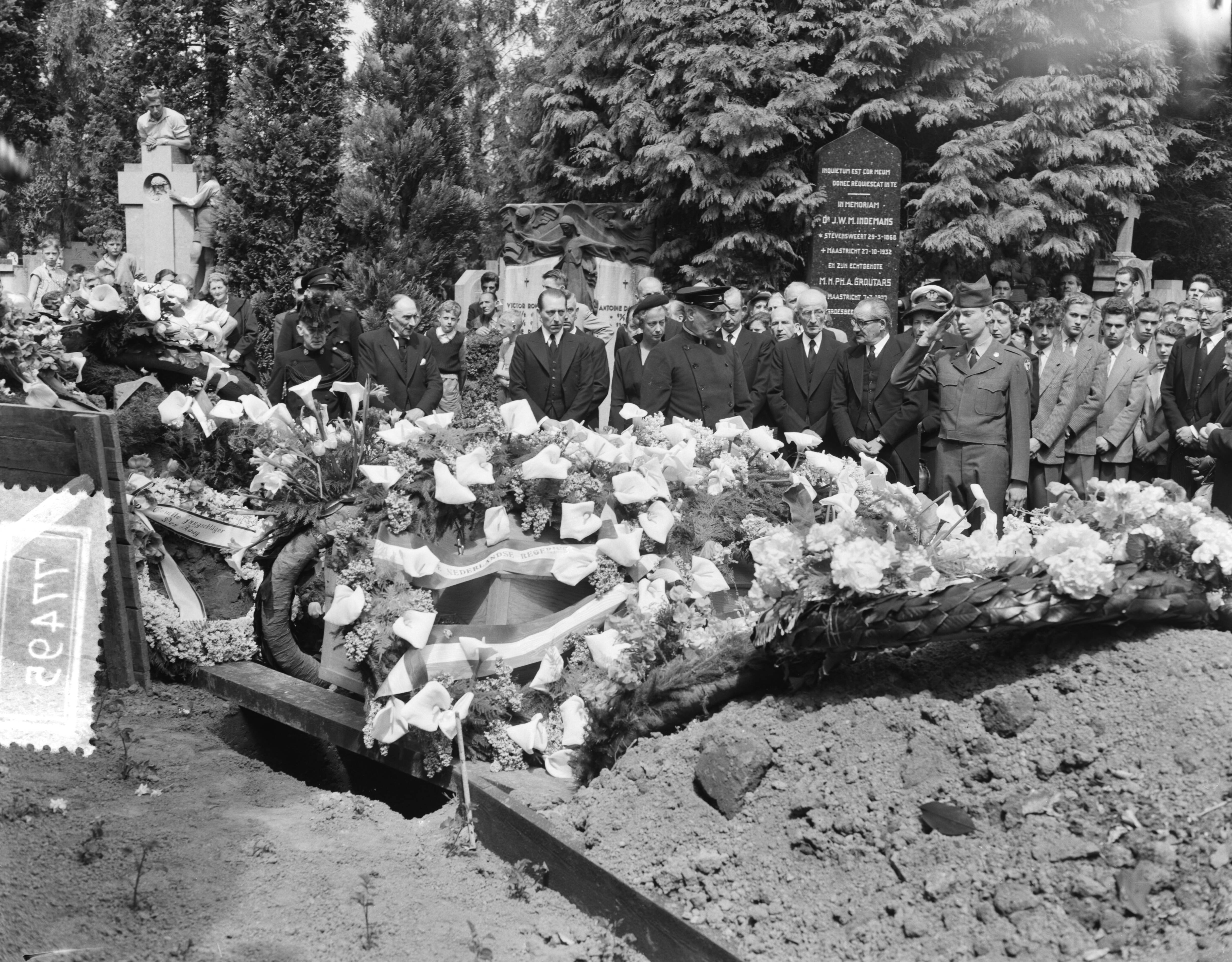 Fotocollectie Anefo — Begrafenis van Leon Jungschläger te Maastricht. Zoon John brengt de laatste groet — Foto: Rossem, Wim van / Anefo. Licentie: Set B: Rechtenvrij / Publiek Domein. Bron: Nationaal Archief. http://hdl.handle.net/10648/a947a57a-d0b4-102d-bcf8-003048976d84