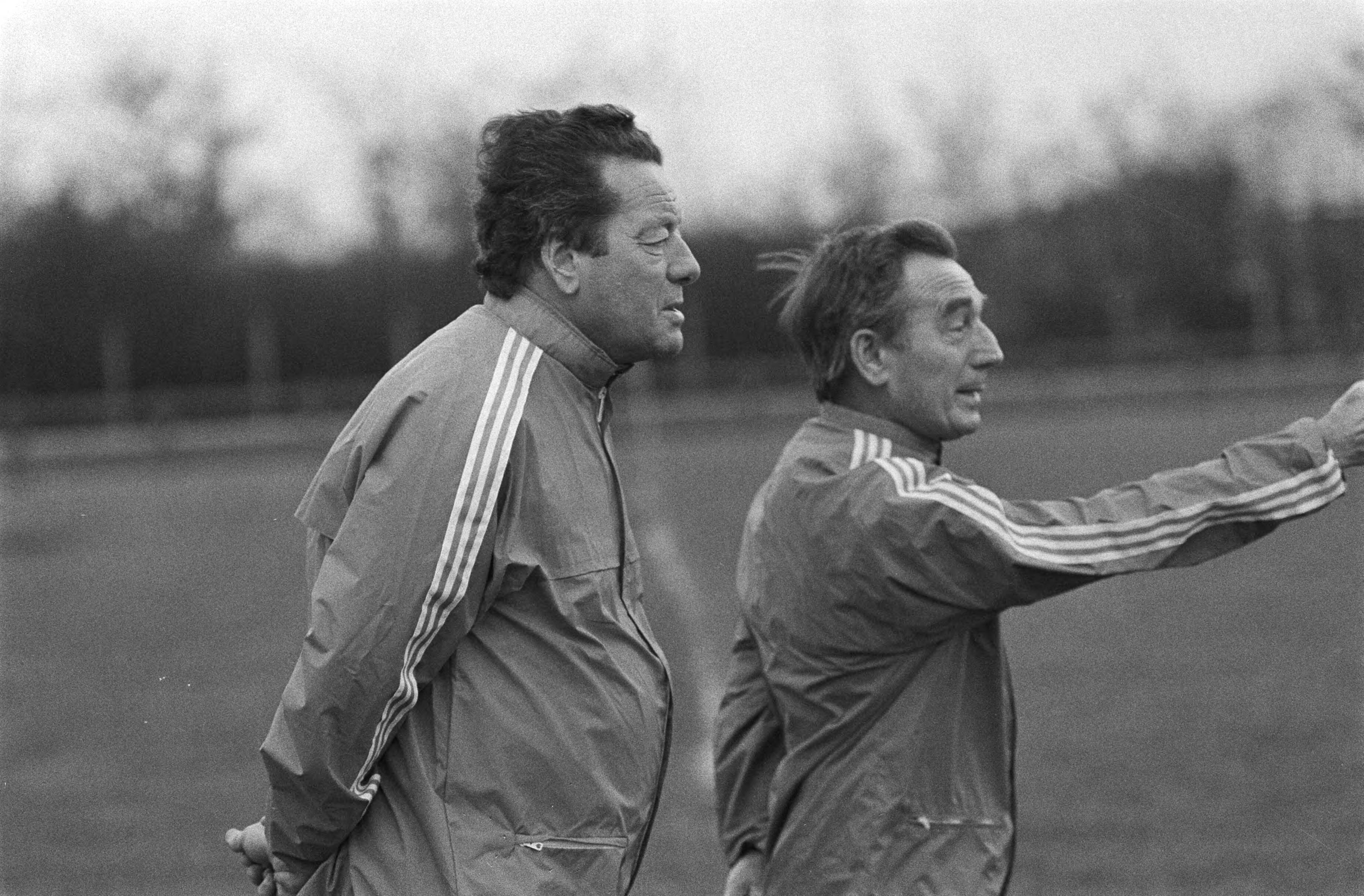 Fotocollectie Anefo — Training Belgisch nationale voetbalelftal in Mechelen voor de wedstrijd woensdag tegen Nederland (voorronde WK) bondscoach Guy Thijs en zijn assistent — Foto: Dijk, Hans van / Anefo. Licentie: Set B: Rechtenvrij / Publiek Domein. Bron: Nationaal Archief. http://hdl.handle.net/10648/acedd820-d0b4-102d-bcf8-003048976d84