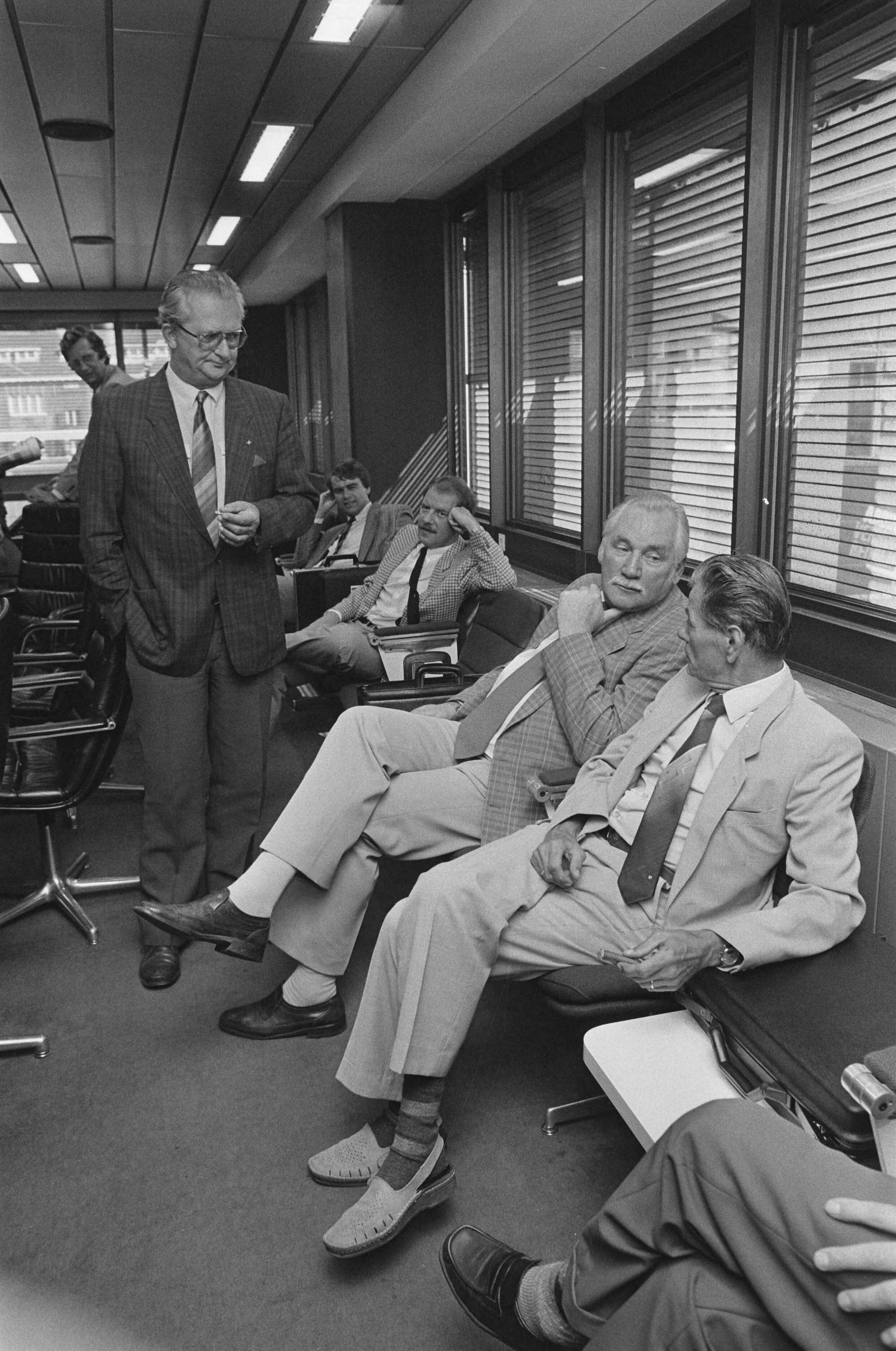 Fotocollectie Anefo — Ambtenarenoverleg Den Haag ; de onderhandelaars De Jong Van der Scheur en Sonneveld — Foto: Croes, Rob C. / Anefo. Licentie: Set B: Rechtenvrij / Publiek Domein. Bron: Nationaal Archief. http://hdl.handle.net/10648/ad6216e0-d0b4-102d-bcf8-003048976d84