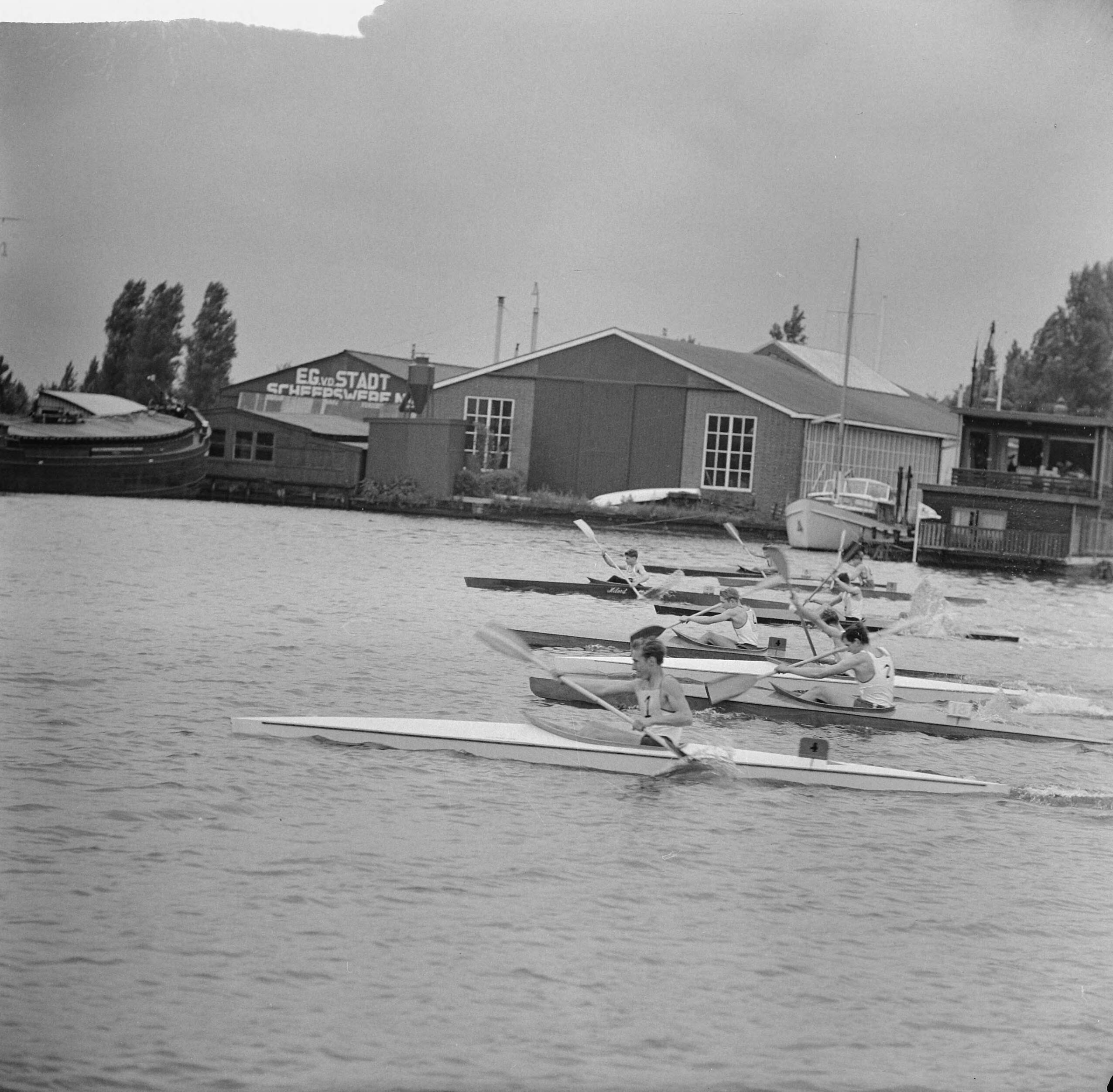 Fotocollectie Anefo — Kanowedstrijd Nederland tegen West-Duitsland, De K1 — Foto: Nijs, Jac. de / Anefo. Licentie: Set B: Rechtenvrij / Publiek Domein. Bron: Nationaal Archief. http://hdl.handle.net/10648/a9d8f822-d0b4-102d-bcf8-003048976d84