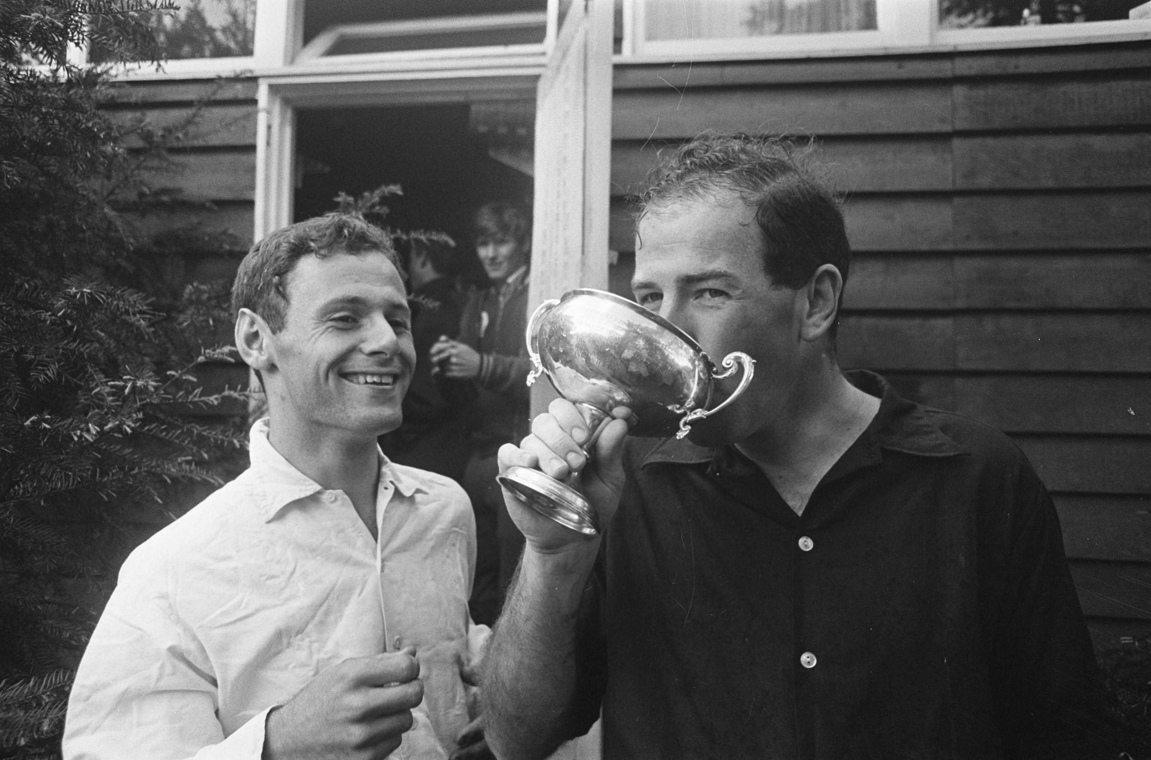 Fotocollectie Anefo — Hockey Laren tegen Venlo 2-0 Laren kampioen, v.l.n.r. Tippie de Lanoy Meijer en Jan Piet Fokker met beker — Foto: Mieremet, Rob / Anefo. Licentie: Set B: Rechtenvrij / Publiek Domein. Bron: Nationaal Archief. http://hdl.handle.net/10648/ab69bd84-d0b4-102d-bcf8-003048976d84