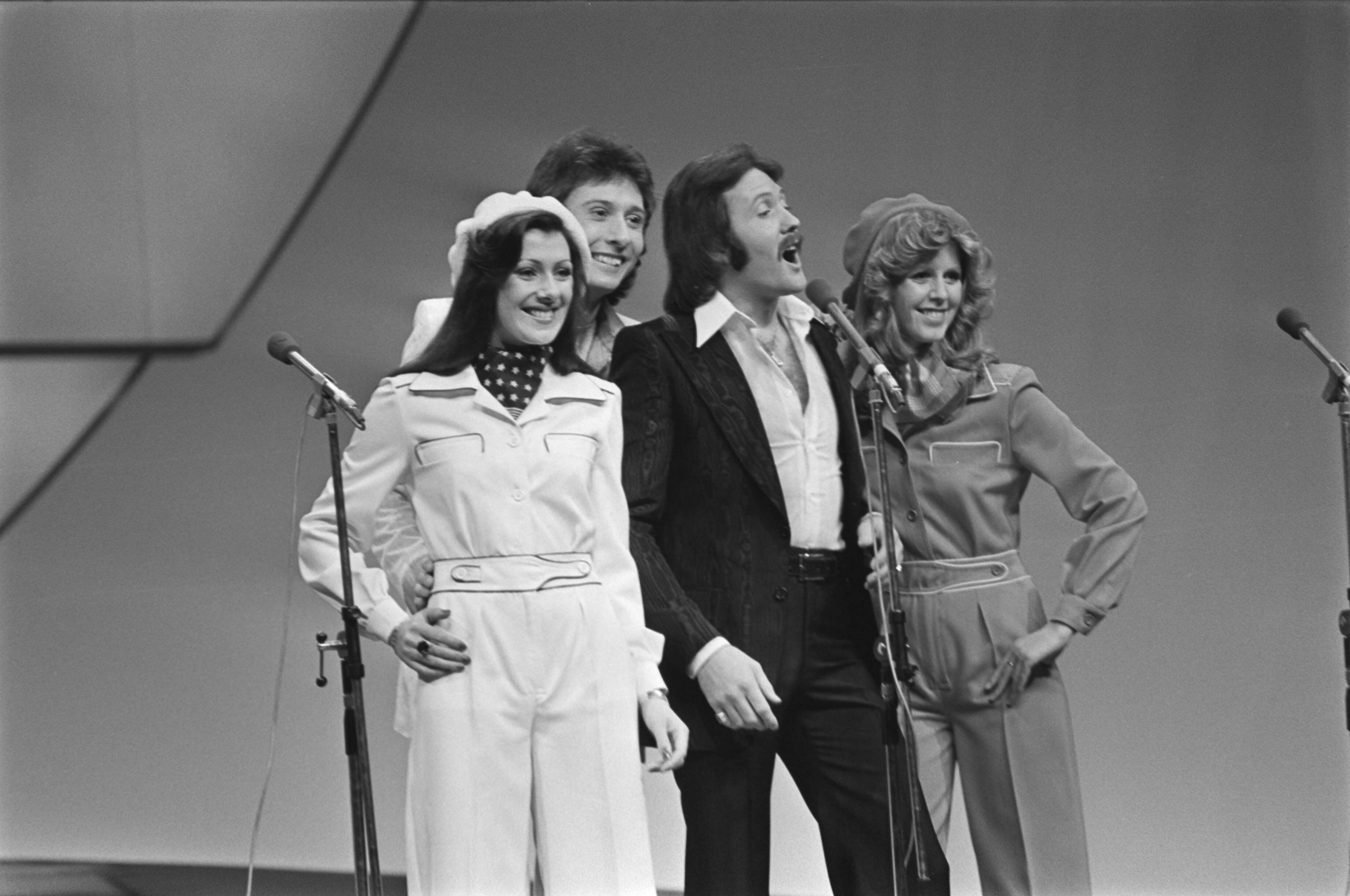 Fotocollectie Anefo — Eurovisie Songfestival 76 Den Haag ; Brotherhood of Man (Engeland) tijdens optreden — Foto: Mieremet, Rob / Anefo. Licentie: Set B: Rechtenvrij / Publiek Domein. Bron: Nationaal Archief. http://hdl.handle.net/10648/ac80a57a-d0b4-102d-bcf8-003048976d84