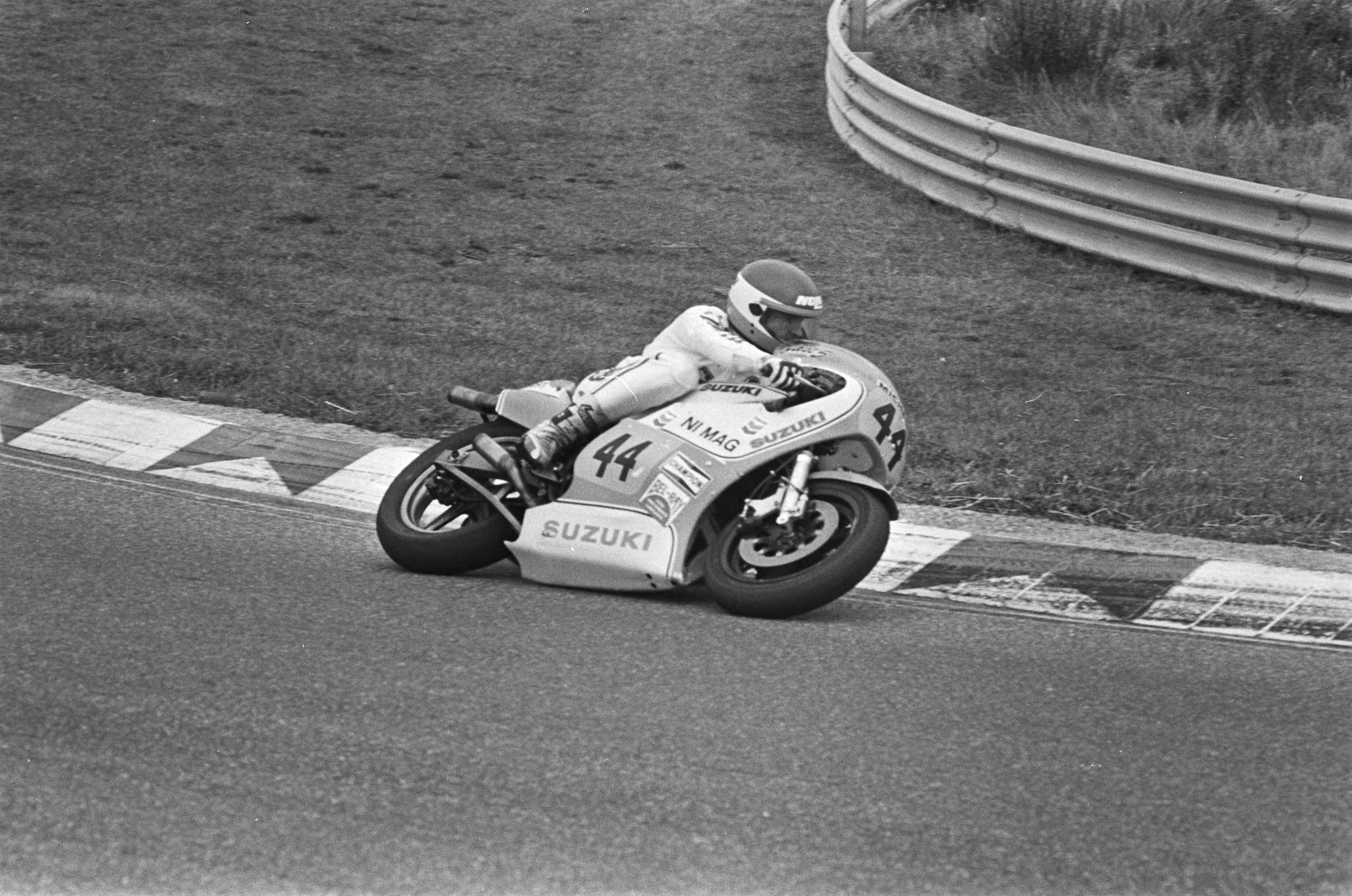 Internationale Olof-races 1980 in Zandvoort — Will Hartog (44) — Foto: Antonisse, Marcel / Anefo. Licentie: Set B: Rechtenvrij / Publiek Domein. Bron: Nationaal Archief. http://hdl.handle.net/10648/ace7cdc2-d0b4-102d-bcf8-003048976d84