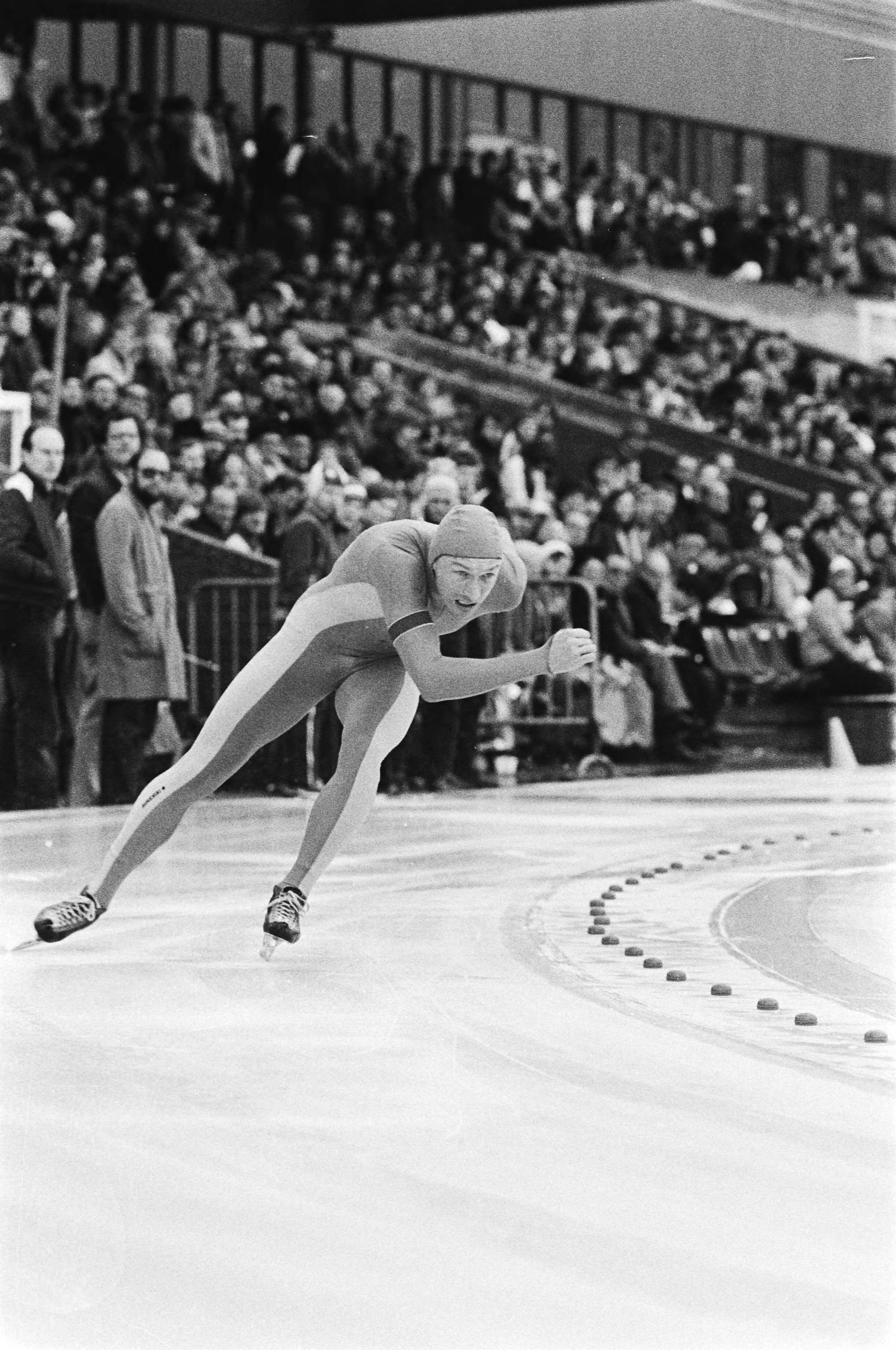 Fotocollectie Anefo — Nederlandse kampioenschappen schaatsen heren sprint in Den Haag. Jos Valentijn in actie — Foto: Suyk, Koen / Anefo. Licentie: Set B: Rechtenvrij / Publiek Domein. Bron: Nationaal Archief. http://hdl.handle.net/10648/acd7aca8-d0b4-102d-bcf8-003048976d84