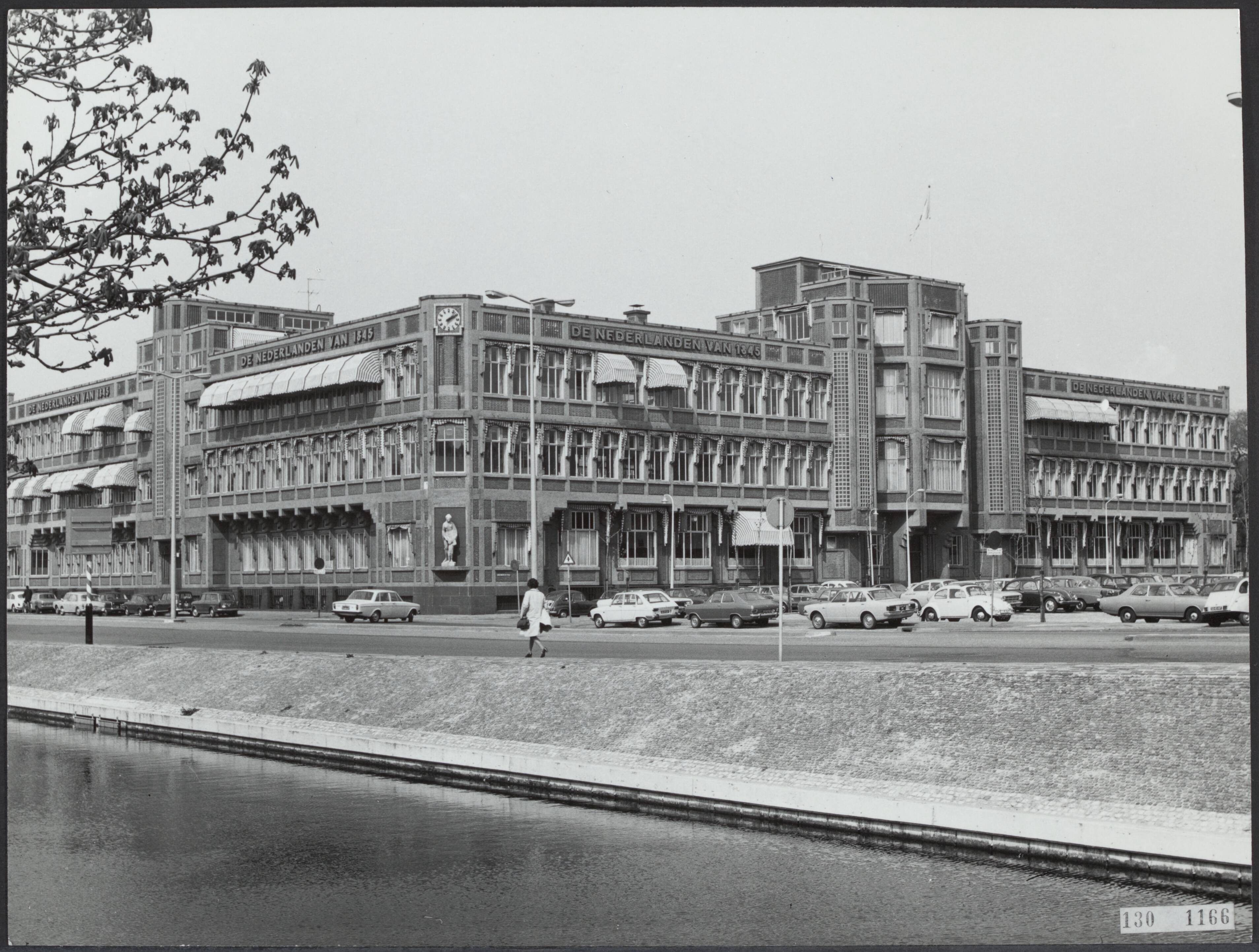Fotocollectie Rijksvoorlichtingsdienst Eigen — Kantoorgebouw "De Nederlanden van 1845", architect: H.P. Berlage (1926). IN 1954 door architect W.M. Dudok met een verdieping verhoogd, volgens de plannen van Berlage — Foto: Fotodienst Gemeente Den Haag. Licentie: Set B: Rechtenvrij / Publiek Domein. Bron: Nationaal Archief. http://hdl.handle.net/10648/af4d38fe-d0b4-102d-bcf8-003048976d84