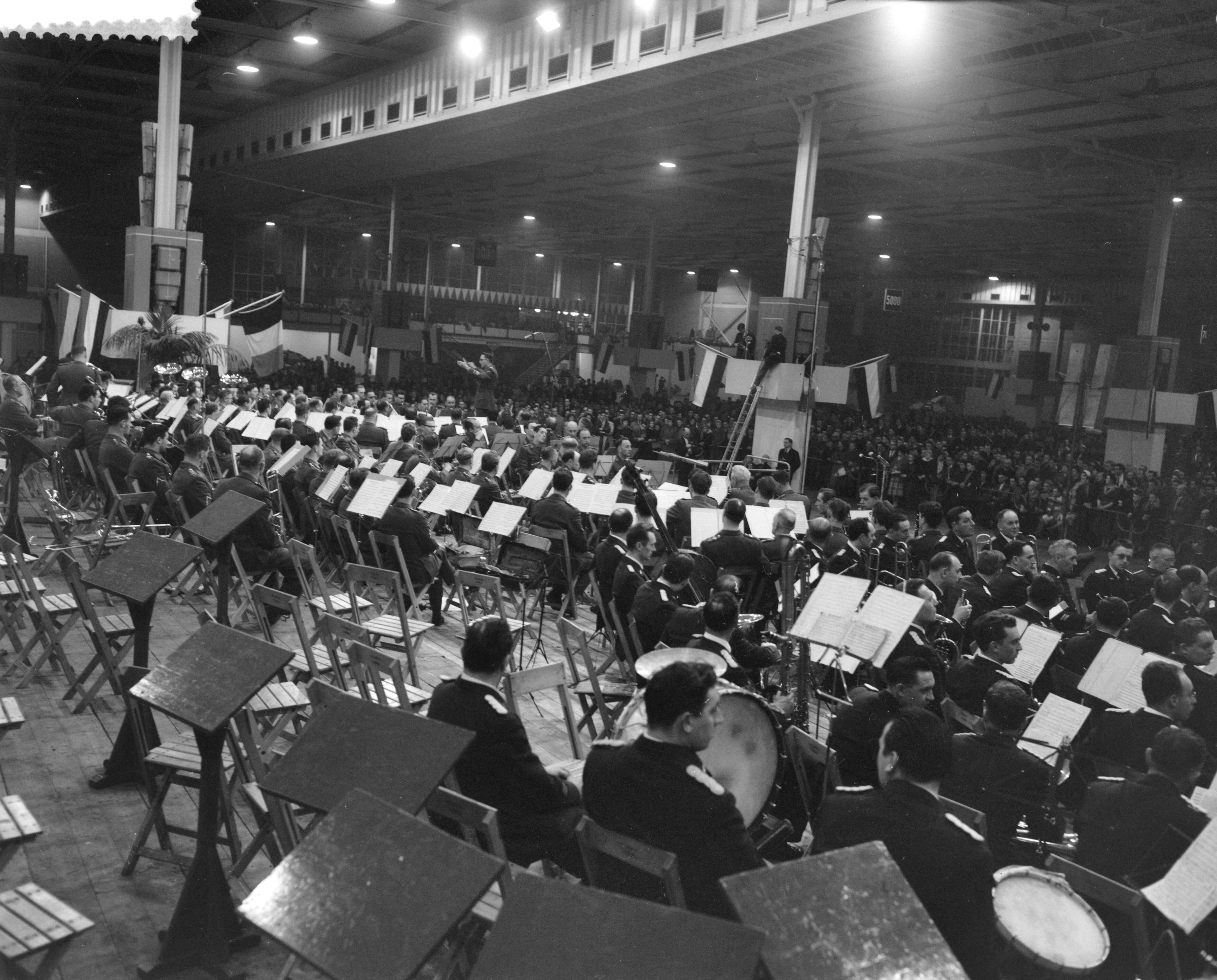Fotocollectie Anefo — Promenadeconcert door militaire muziekkorpsen in de Bernhardhal te Utrecht — Foto: Behrens, Herbert F. / Anefo. Licentie: Set B: Rechtenvrij / Publiek Domein. Bron: Nationaal Archief. http://hdl.handle.net/10648/a9c0b8b6-d0b4-102d-bcf8-003048976d84
