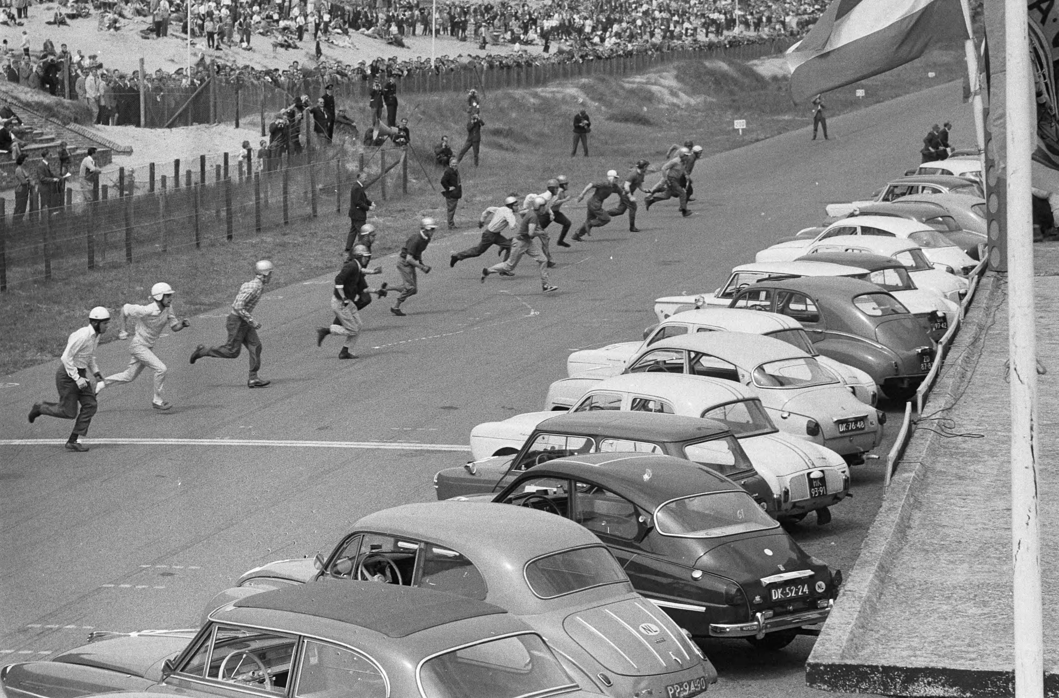 Fotocollectie Anefo — Nationale sportwagenraces op het circuit van Zandvoort — Foto: Bilsen, Joop van / Anefo. Licentie: Set B: Rechtenvrij / Publiek Domein. Bron: Nationaal Archief. http://hdl.handle.net/10648/aa0bff2e-d0b4-102d-bcf8-003048976d84