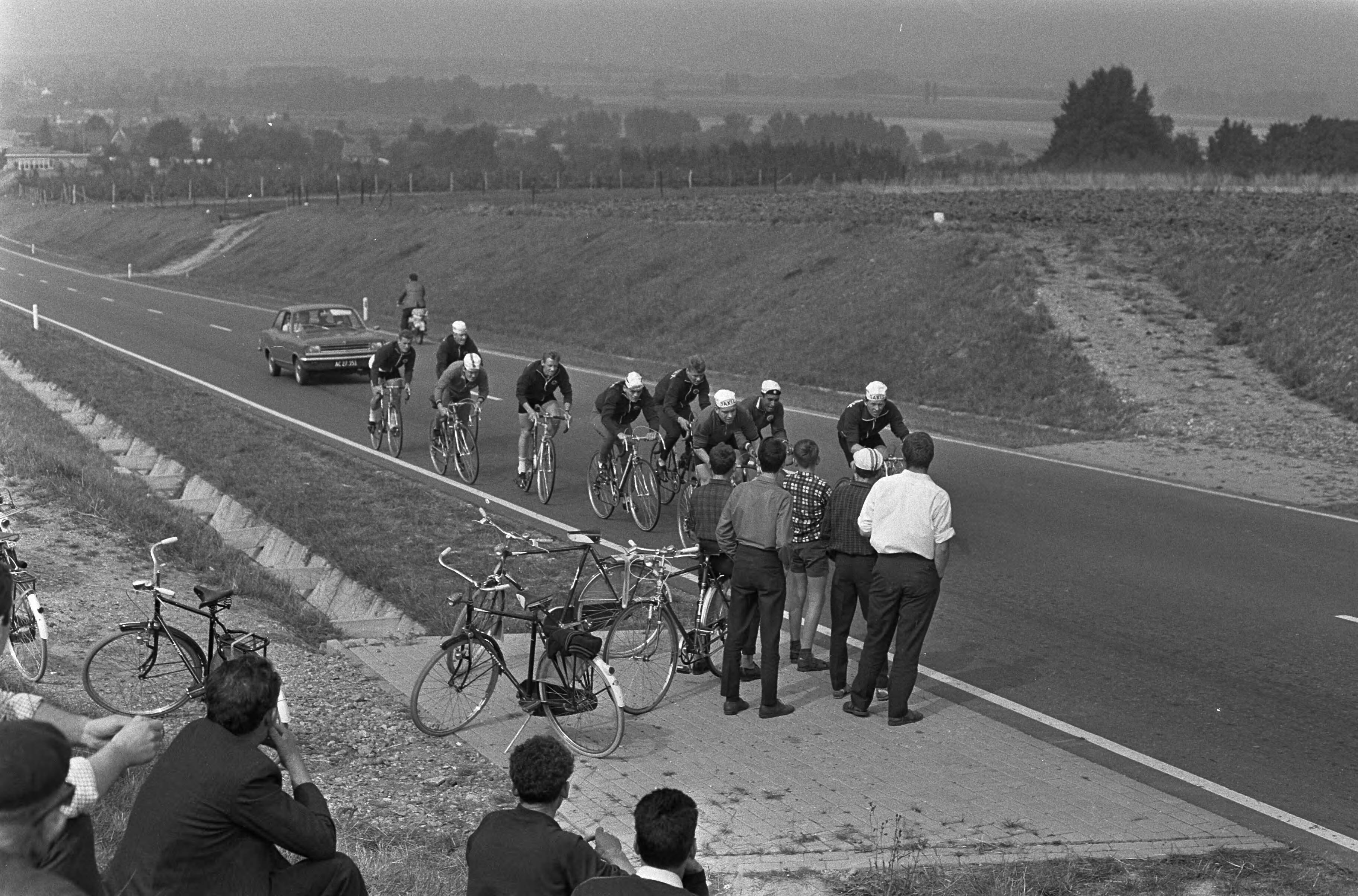 Fotocollectie Anefo — Voorbereidingen WK op de weg in Heerlen (Nuth). Renners en publiek op de Kunraderberg — Foto: Nijs, Jac. de / Anefo. Licentie: Set B: Rechtenvrij / Publiek Domein. Bron: Nationaal Archief. http://hdl.handle.net/10648/ab24fa1e-d0b4-102d-bcf8-003048976d84