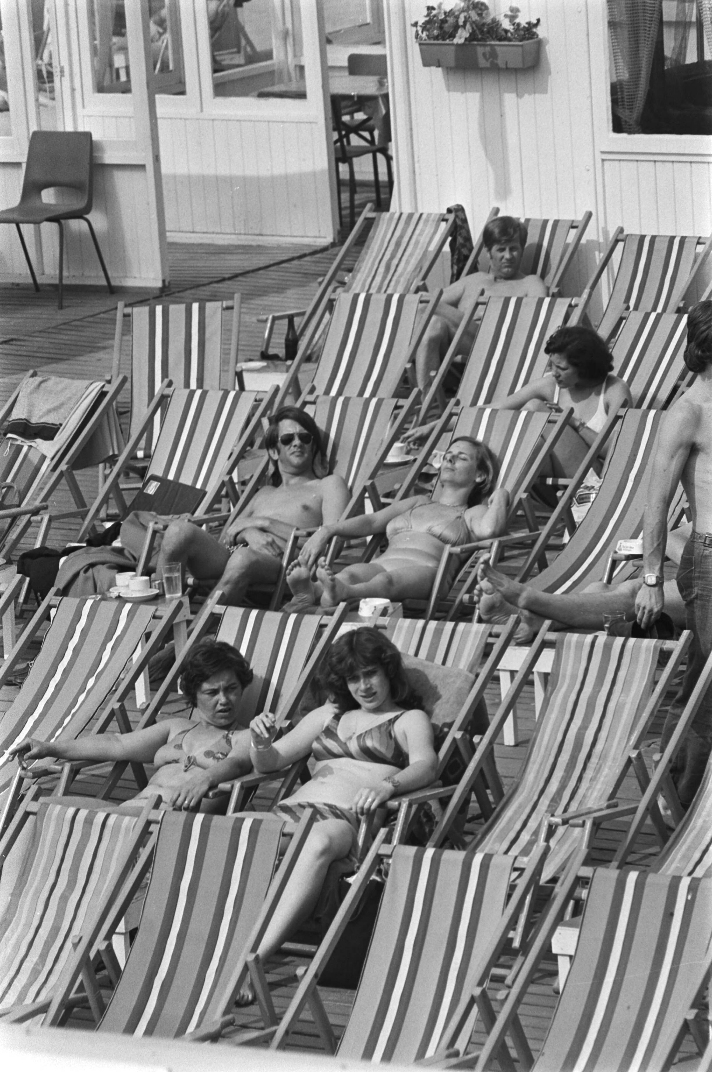 Fotocollectie Anefo — Zomersweer, zonnebaders in Scheveningen — Foto: Mieremet, Rob / Anefo. Licentie: Set B: Rechtenvrij / Publiek Domein. Bron: Nationaal Archief. http://hdl.handle.net/10648/ac830518-d0b4-102d-bcf8-003048976d84