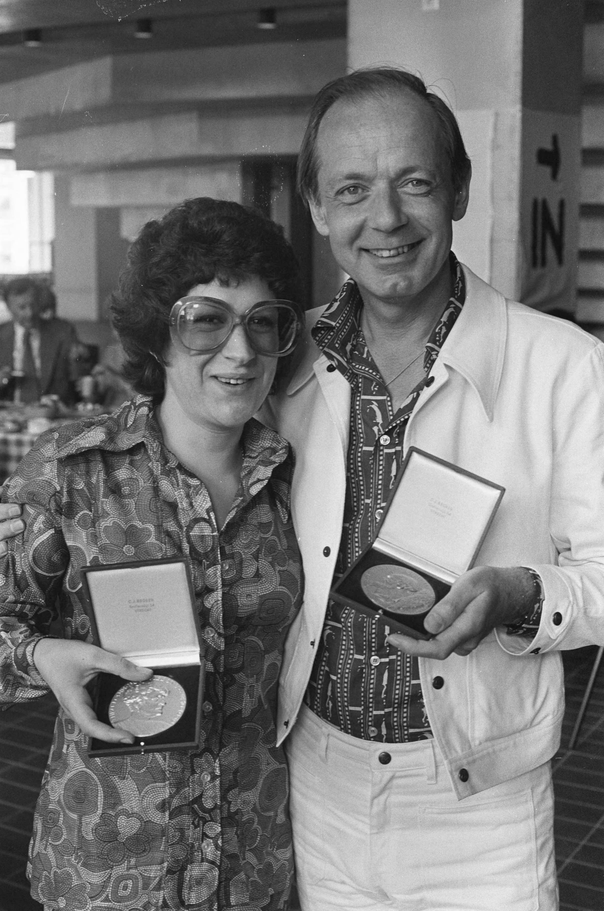 Fotocollectie Anefo — Toneelprijzen uitgereikt in Groningen Sacha Bulthuis en Stien Vroom (l) met toneelprijzen — Foto: Verhoeff, Bert / Anefo. Licentie: Set B: Rechtenvrij / Publiek Domein. Bron: Nationaal Archief. http://hdl.handle.net/10648/ac4b32a0-d0b4-102d-bcf8-003048976d84