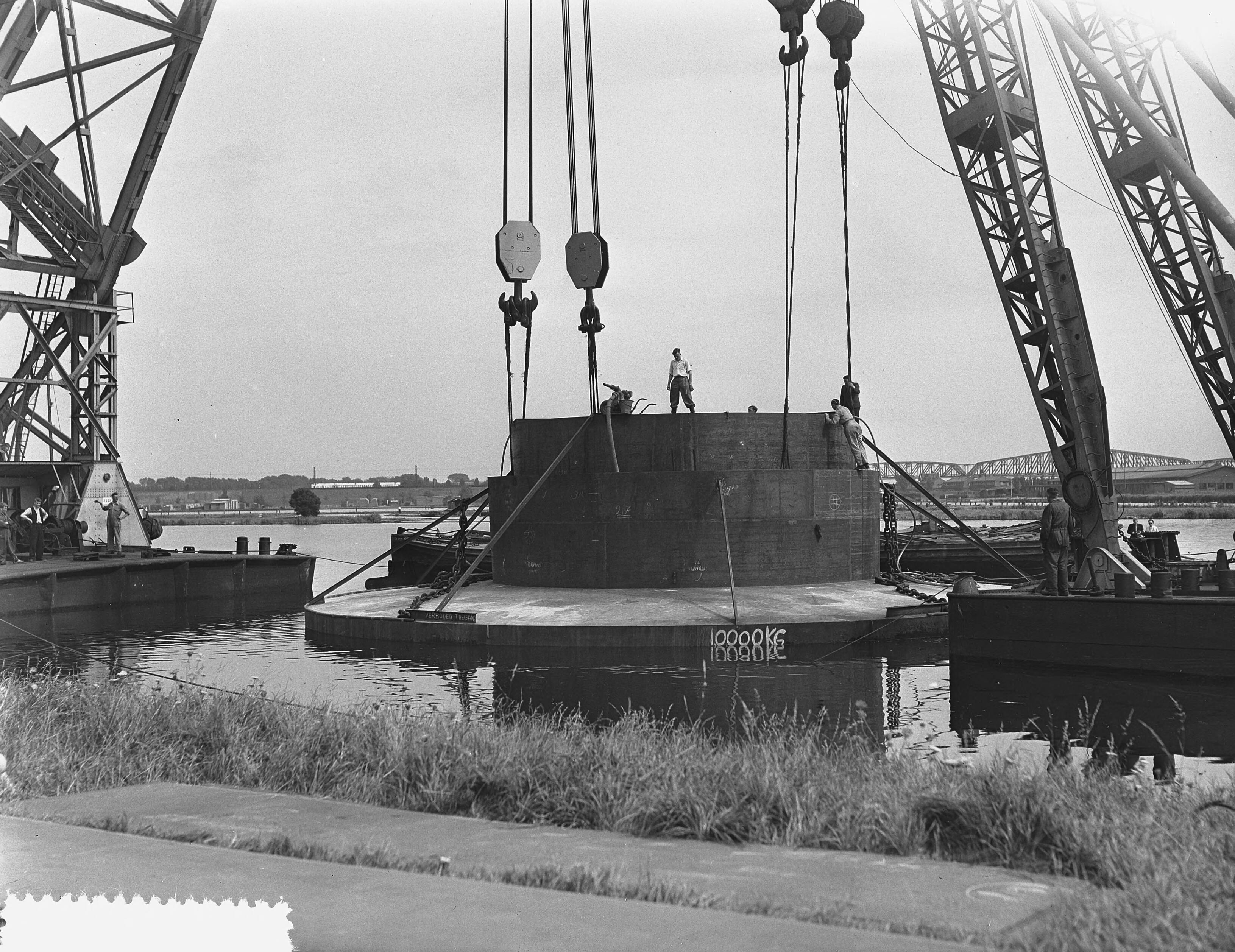 Fotocollectie Anefo — Tewaterlating in Zaandam van de duikerklok bestemd voor een onderzoek naar de veronderstelde lading goud aan boord van het wrak van de "Renate Leonhardt" — Foto: Noske, J.D. / Anefo. Licentie: Set B: Rechtenvrij / Publiek Domein. Bron: Nationaal Archief. http://hdl.handle.net/10648/a9274a6e-d0b4-102d-bcf8-003048976d84