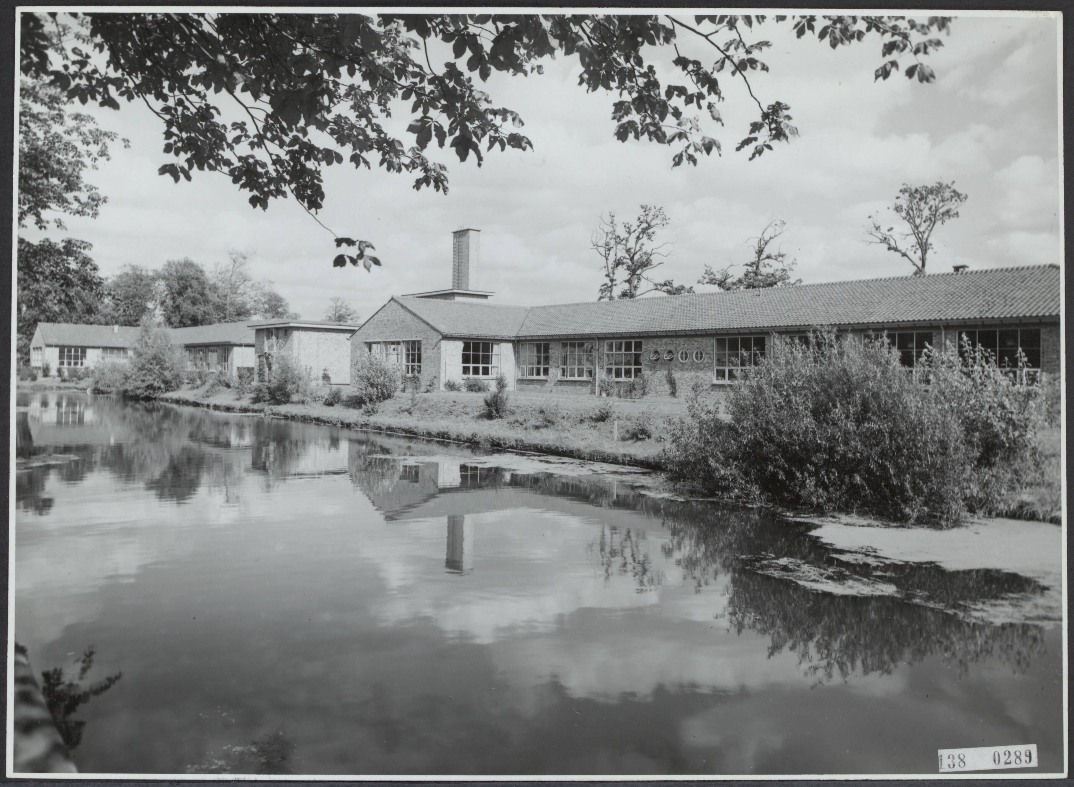 Fotocollectie Rijksvoorlichtingsdienst Eigen — Noodgebouwen voor de overheidsdiensten aan de Boorlaan te 's-Gravenhage — Foto: Fotodienst Gemeente Den Haag. Licentie: Set B: Rechtenvrij / Publiek Domein. Bron: Nationaal Archief. http://hdl.handle.net/10648/af6ced5c-d0b4-102d-bcf8-003048976d84