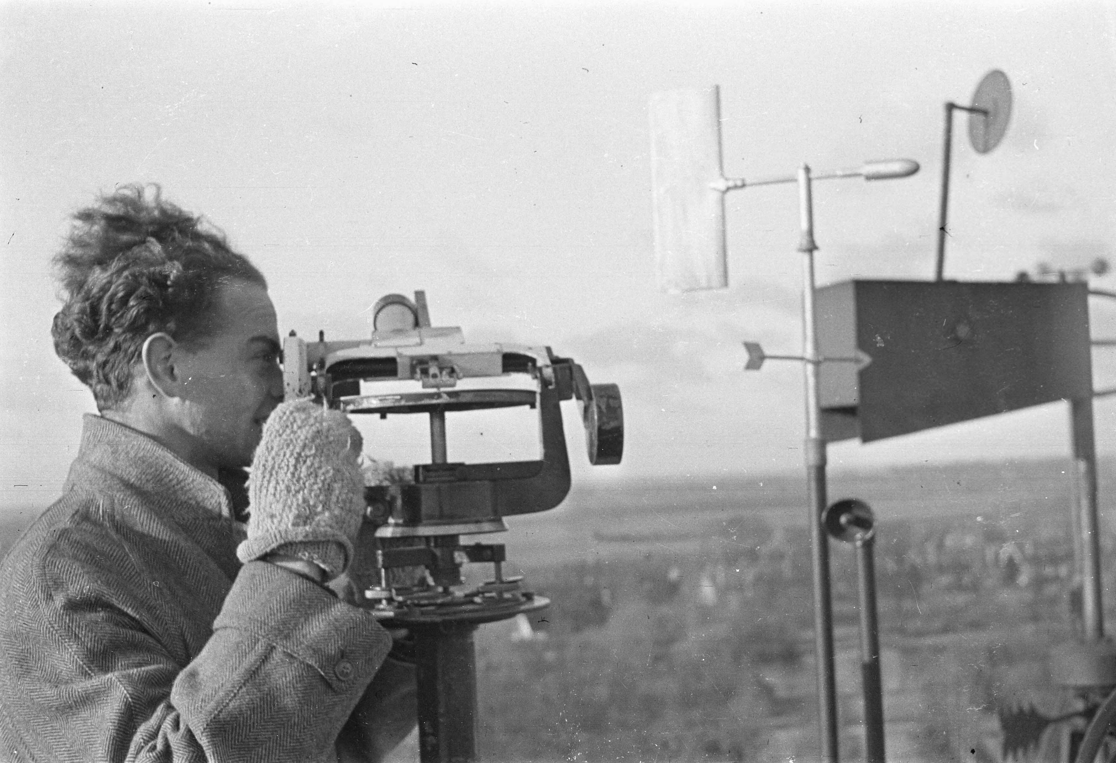 Fotocollectie Anefo — KNMI te De Bilt — Foto: Fotopersbureau 't Sticht / Anefo. Licentie: Set B: Rechtenvrij / Publiek Domein. Bron: Nationaal Archief. http://hdl.handle.net/10648/a894c004-d0b4-102d-bcf8-003048976d84