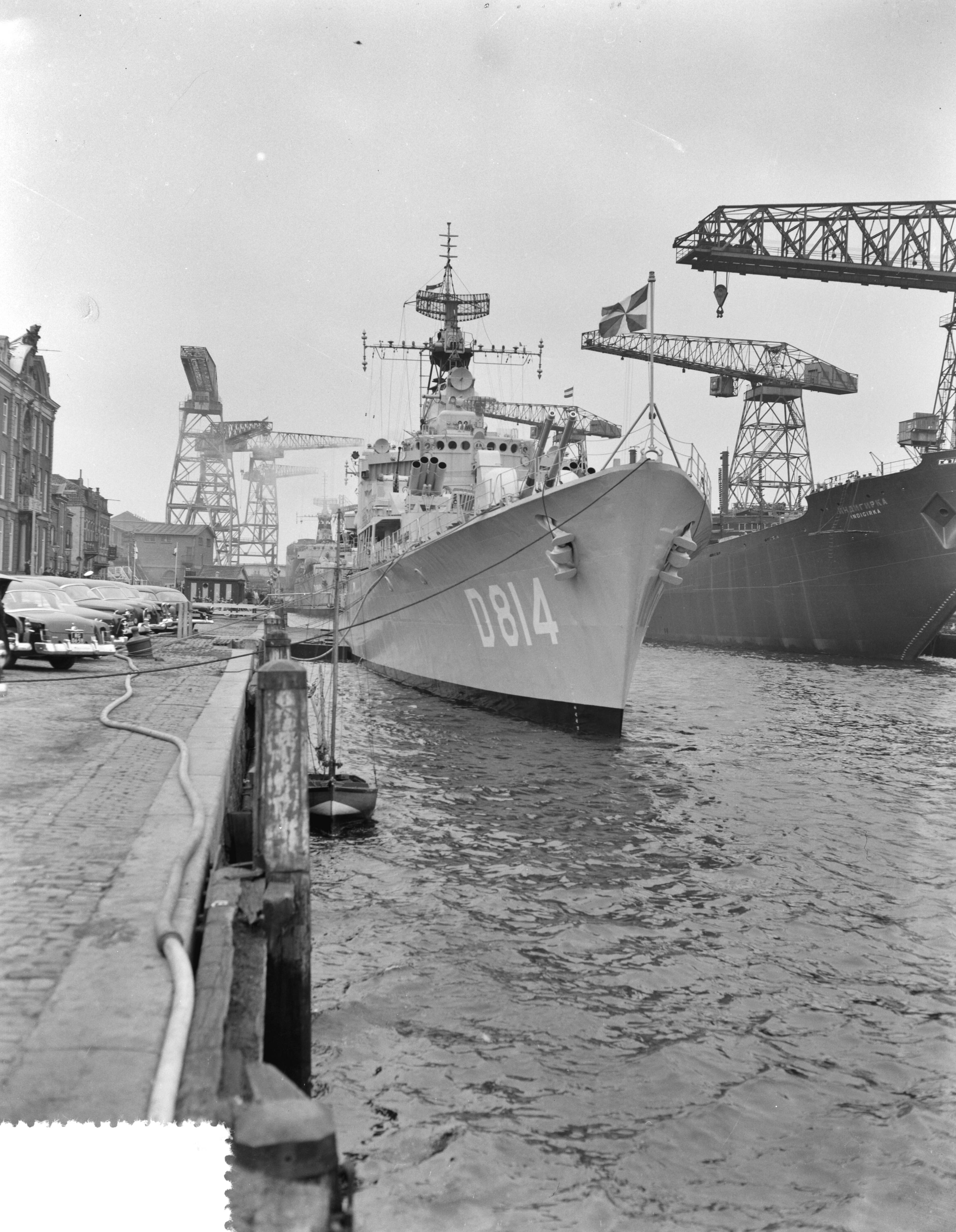 Fotocollectie Anefo — Indienststelling Hr. Ms. onderzeebootjager "Limburg" bij "De Schelde" te Vlissingen — Foto: Rossem, Wim van / Anefo. Licentie: Set B: Rechtenvrij / Publiek Domein. Bron: Nationaal Archief. http://hdl.handle.net/10648/a951f250-d0b4-102d-bcf8-003048976d84