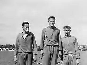 Fotocollectie Anefo — Atletiek. Landenwedstrijd Nederland tegen België in Maastricht, eredepodium 110 meter horden. v.l.n.r.: Boere, Kamerbeek en Nederhand (allen Nederland) — Foto: Bilsen, Joop van / Anefo. Licentie: Set B: Rechtenvrij / Publiek Domein. Bron: Nationaal Archief. http://hdl.handle.net/10648/a9824554-d0b4-102d-bcf8-003048976d84