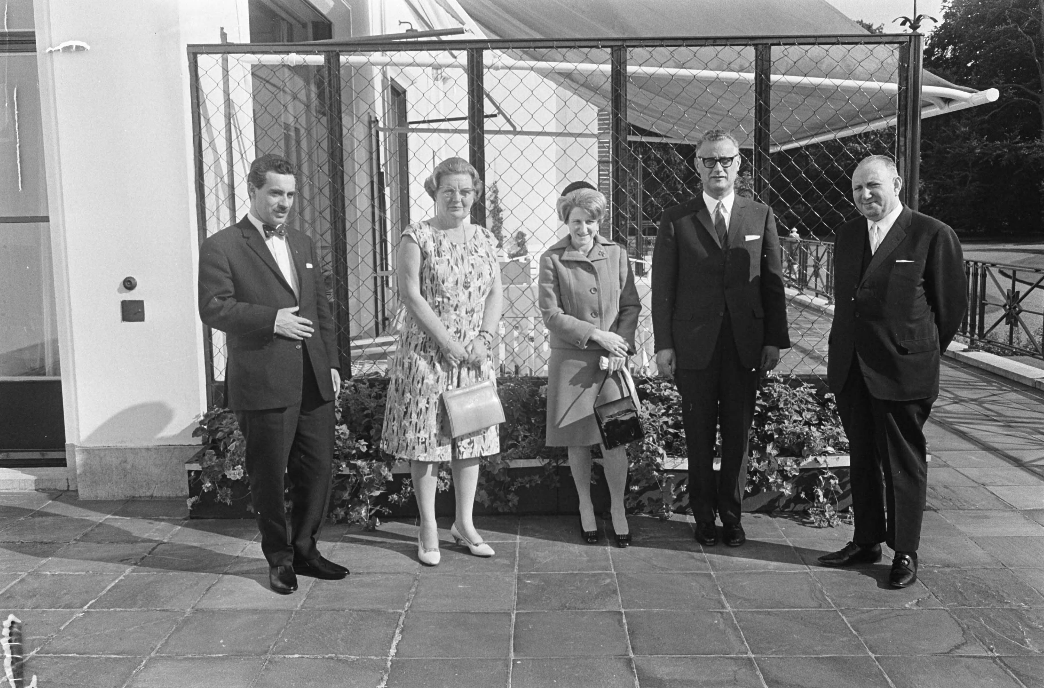 Koningin Juliana ontvangt een delegatie van de Stichting Collecte Israël Aktie op paleis Soestdijk — De heer I.L. Palache (directeur SCIA), koningin Juliana, mevr. C. Musaph-Andriesse, de heer J.S. van der Hal en rabbijn J. Soetendorp — Foto: Koch, Eric / Anefo. Licentie: Set B: Rechtenvrij / Publiek Domein. Bron: Nationaal Archief. http://hdl.handle.net/10648/ab1c632c-d0b4-102d-bcf8-003048976d84
