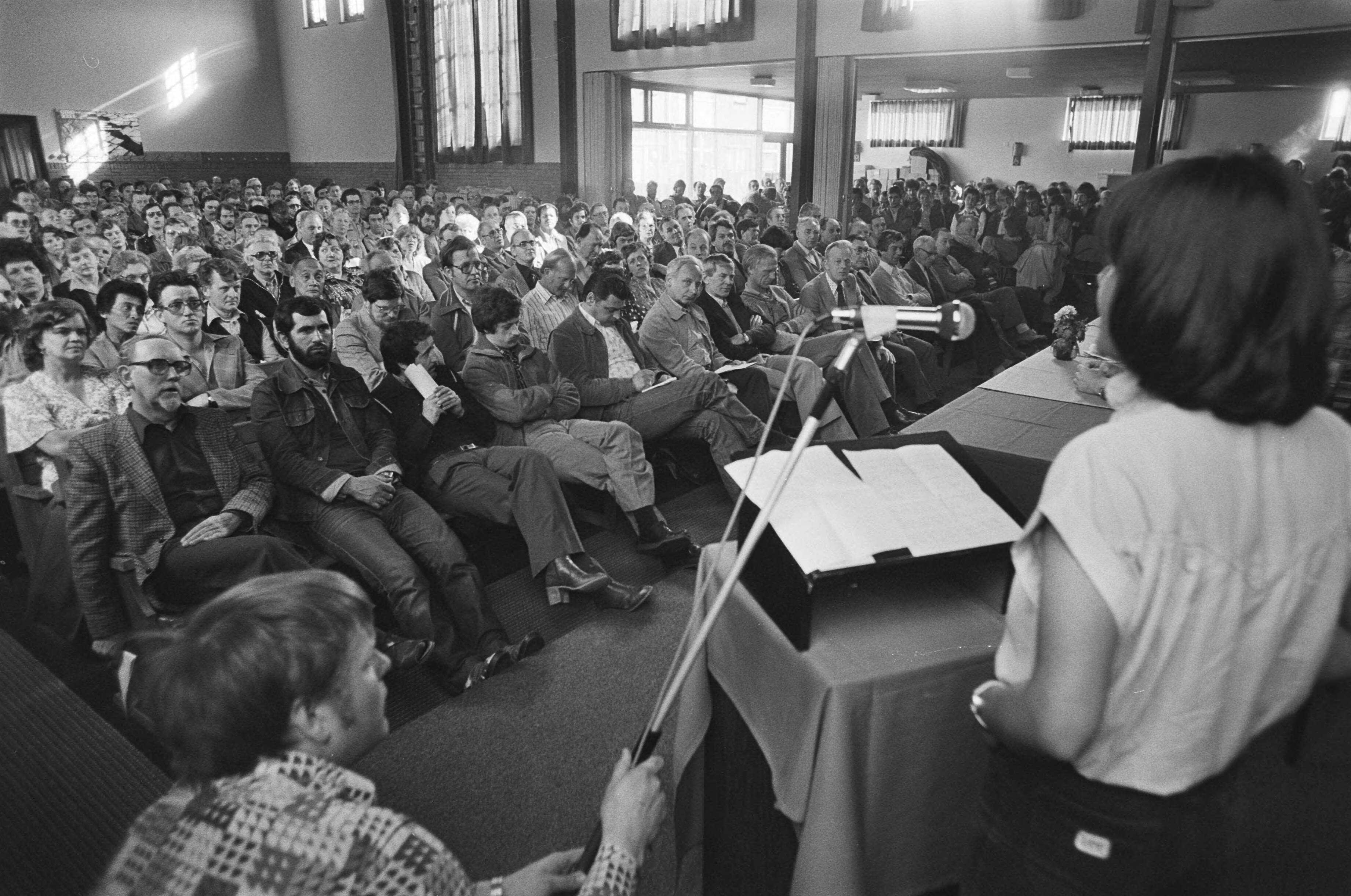 Fotocollectie Anefo — Vergaderende werknemers van de met sluiting bedreigde papierfabriek Van Gelder in Wormer — Foto: Croes, Rob C. / Anefo. Licentie: Set B: Rechtenvrij / Publiek Domein. Bron: Nationaal Archief. http://hdl.handle.net/10648/acddff86-d0b4-102d-bcf8-003048976d84