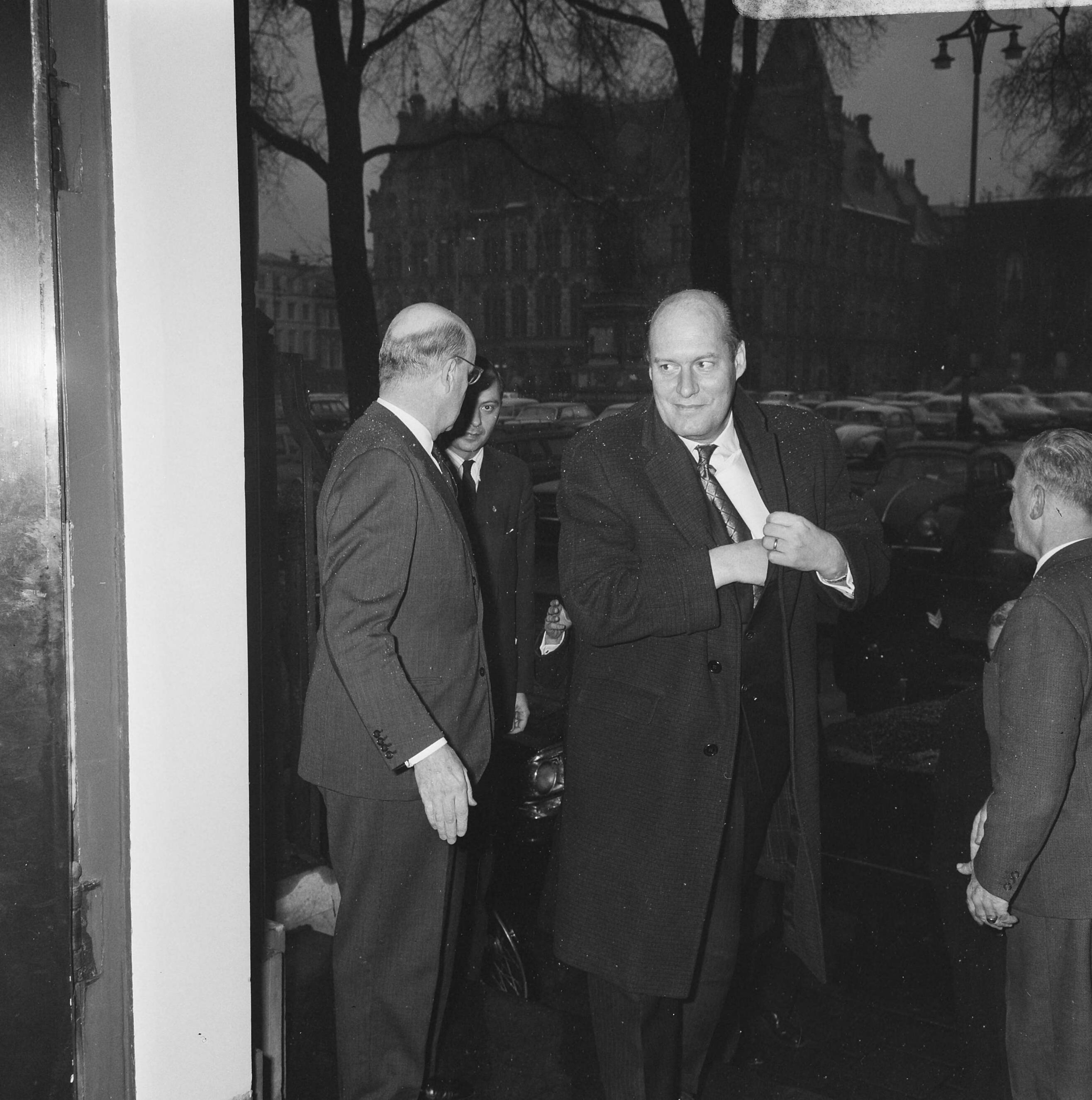 Fotocollectie Anefo — Amerikaanse Staatssecretaris van Buitenlandse Zaken Katzenbach in Den Haag . Aankomst staatssecretaris Katzenbach — Foto: Nijs, Jac. de / Anefo. Licentie: Set B: Rechtenvrij / Publiek Domein. Bron: Nationaal Archief. http://hdl.handle.net/10648/ab319328-d0b4-102d-bcf8-003048976d84