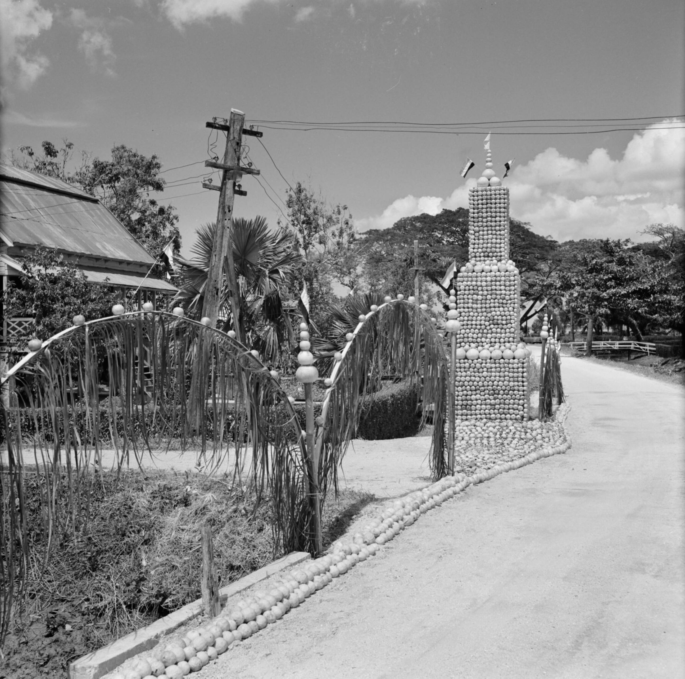Nederlandse Antillen en Suriname ten tijde van het koninklijk bezoek van koningin Juliana en prins Bernhard in 1955 — Versieringen van citrusvruchten in Voorburg — Foto: Poll, Willem van de. Licentie: Set B: Rechtenvrij / Publiek Domein. Bron: Nationaal Archief. http://hdl.handle.net/10648/aeb37c8c-d0b4-102d-bcf8-003048976d84