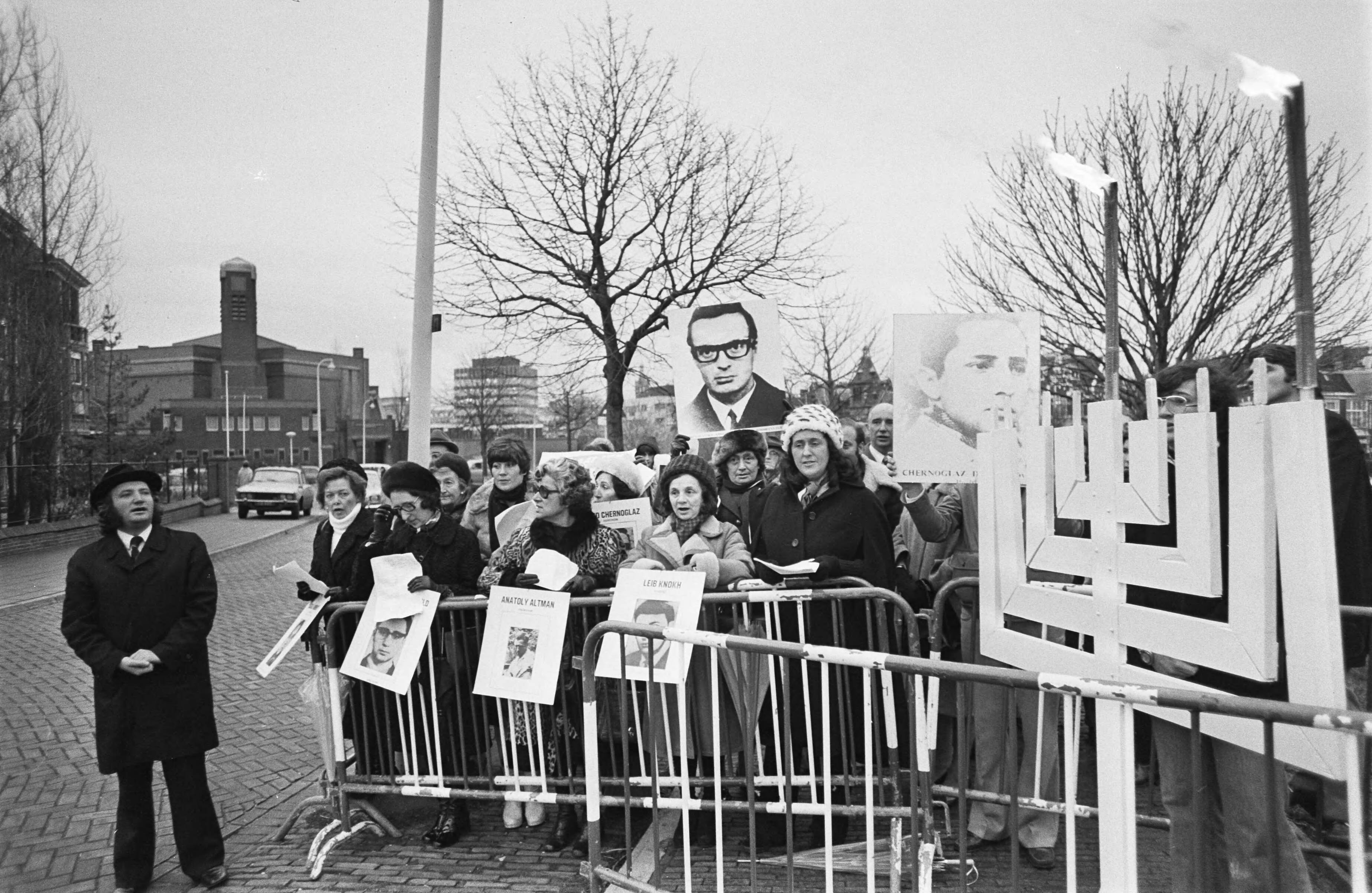 Fotocollectie Anefo — Solidariteitscomite voor Joden in Sovjet Unie demonstreert bij Russische ambassade in Den Haag ; links rabbijn Soetendorp, rechts een "bevrijdingsluchter" — Foto: Mieremet, Rob / Anefo. Licentie: Set B: Rechtenvrij / Publiek Domein. Bron: Nationaal Archief. http://hdl.handle.net/10648/ac5ca738-d0b4-102d-bcf8-003048976d84
