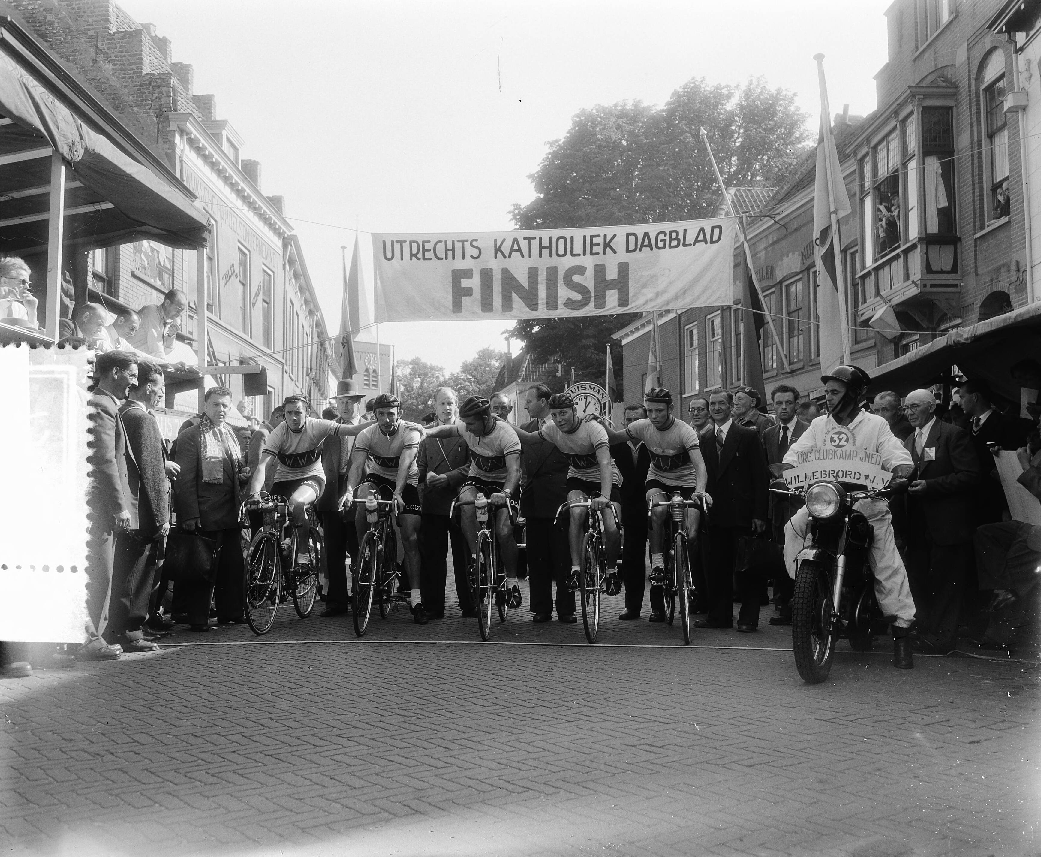 Fotocollectie Anefo — Wielerclubkampioenschap van Nederland in Wijk bij Duurstede. Ploeg Willebrord Wil Vooruit (kampioen) — Foto: Rossem, Wim van / Anefo. Licentie: Set B: Rechtenvrij / Publiek Domein. Bron: Nationaal Archief. http://hdl.handle.net/10648/a93b5662-d0b4-102d-bcf8-003048976d84