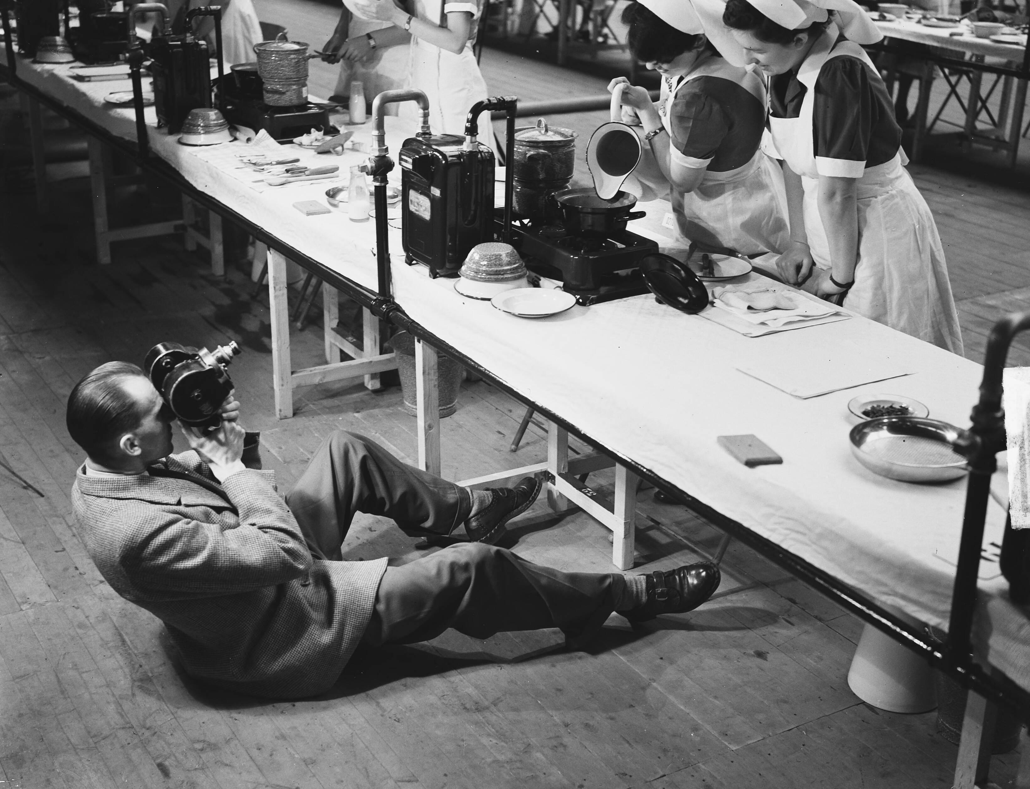 Nationale kookwedstrijd in Den Haag t.g.v. 100 jaar BK Kampen — Nationale kookwedstrijd in Den Haag t.g.v. 100 jaar BK Kampen. Kookdemonstratie wordt gefilmd — Foto: Bilsen, Joop van / Anefo. Licentie: Set B: Rechtenvrij / Publiek Domein. Bron: Nationaal Archief. http://hdl.handle.net/10648/a8ec3eba-d0b4-102d-bcf8-003048976d84