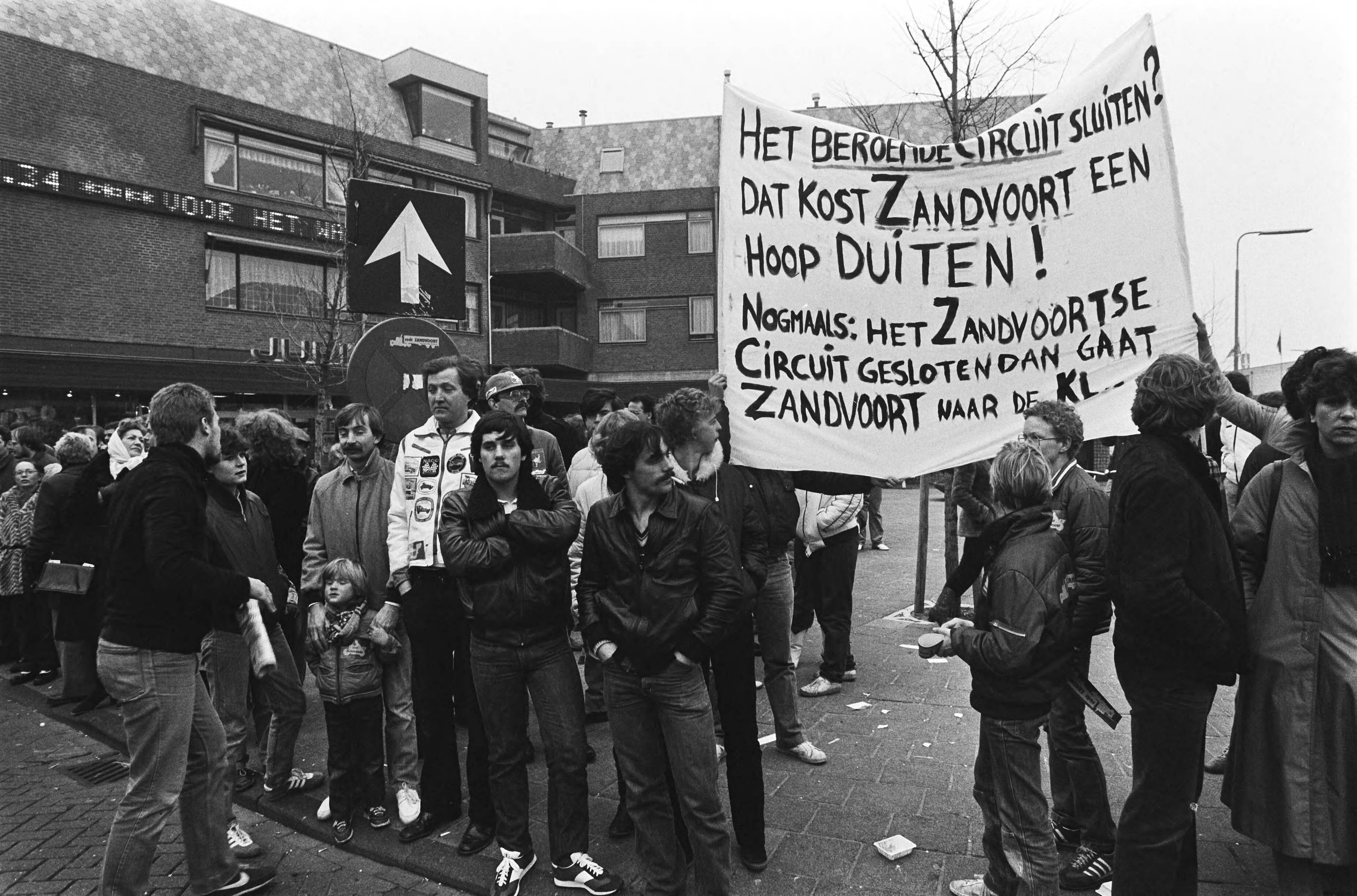 Fotocollectie Anefo — Demonstratie in Zandvoort voor het behoud van het circuit De demonstratie door Zandvoort — Foto: Dijk, Hans van / Anefo. Licentie: Set B: Rechtenvrij / Publiek Domein. Bron: Nationaal Archief. http://hdl.handle.net/10648/ad1134be-d0b4-102d-bcf8-003048976d84