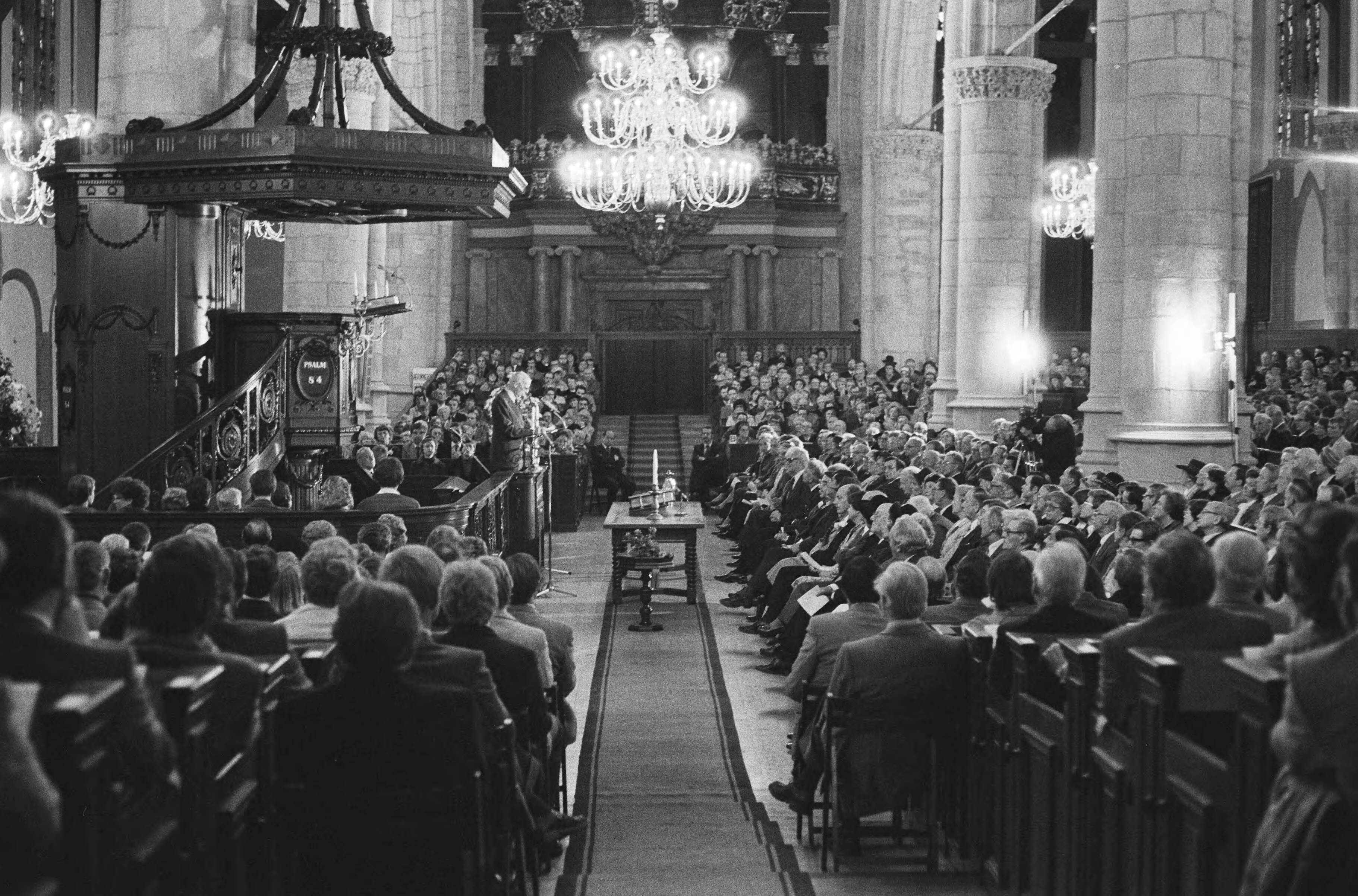 Fotocollectie Anefo — Prinses Juliana woonde wederingebruikneming bij van gerestaureerde St. Janskerk in Gouda, overzicht van de Kerk — Foto: Antonisse, Marcel / Anefo. Licentie: Set B: Rechtenvrij / Publiek Domein. Bron: Nationaal Archief. http://hdl.handle.net/10648/aceba852-d0b4-102d-bcf8-003048976d84