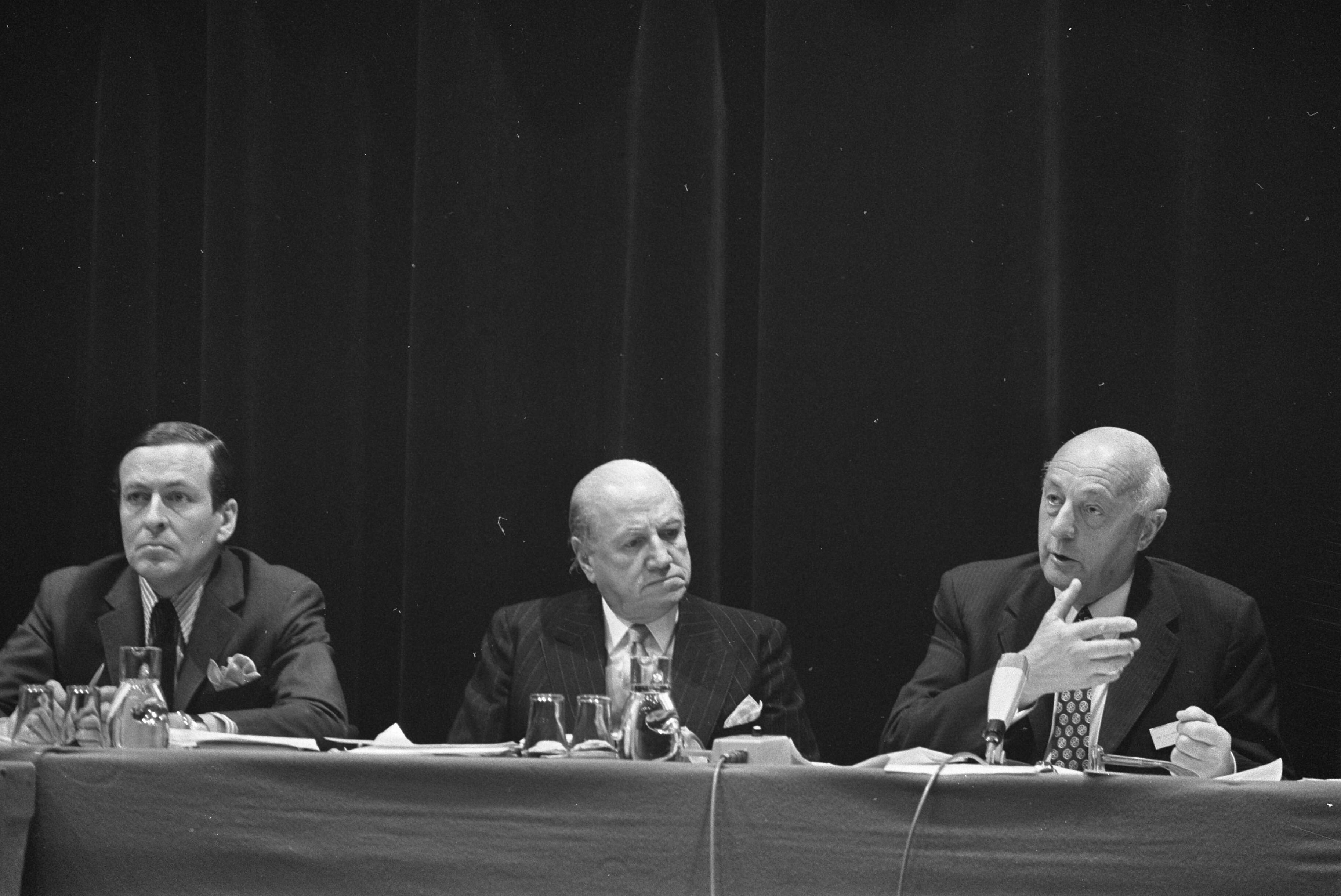 Fotocollectie Anefo — Symposium Unctad III in Den Haag , v.l.n.r. Prins Clau Raul Prrbisch (ex-secretaris-generaal Unctad) en S. Mansholt — Foto: Mieremet, Rob / Anefo. Licentie: Set B: Rechtenvrij / Publiek Domein. Bron: Nationaal Archief. http://hdl.handle.net/10648/abdea5d6-d0b4-102d-bcf8-003048976d84