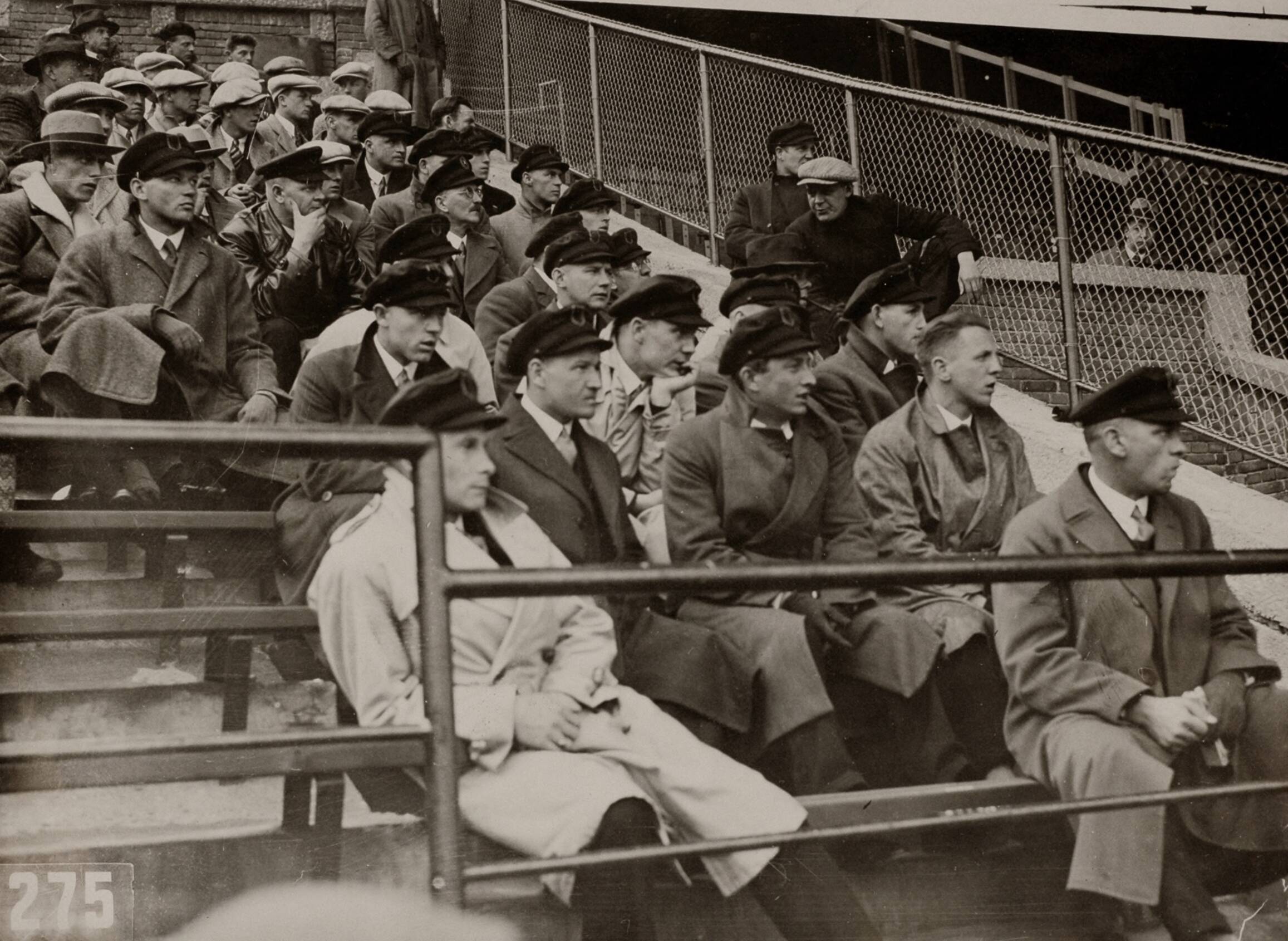 Sport — Sport. Olympische Spelen 1928 Amsterdam, Nederland : Duitse toeschouwers op de tribune van het olympisch stadion. — Foto: Fotograaf Onbekend / Algemeen Fotobureau Amsterdam / Spaarnestad Photo (05887). Licentie: Set B: Rechtenvrij / Publiek Domein. Bron: Nationaal Archief. http://hdl.handle.net/10648/35429da6-d57e-a382-e063-6df0900a6686