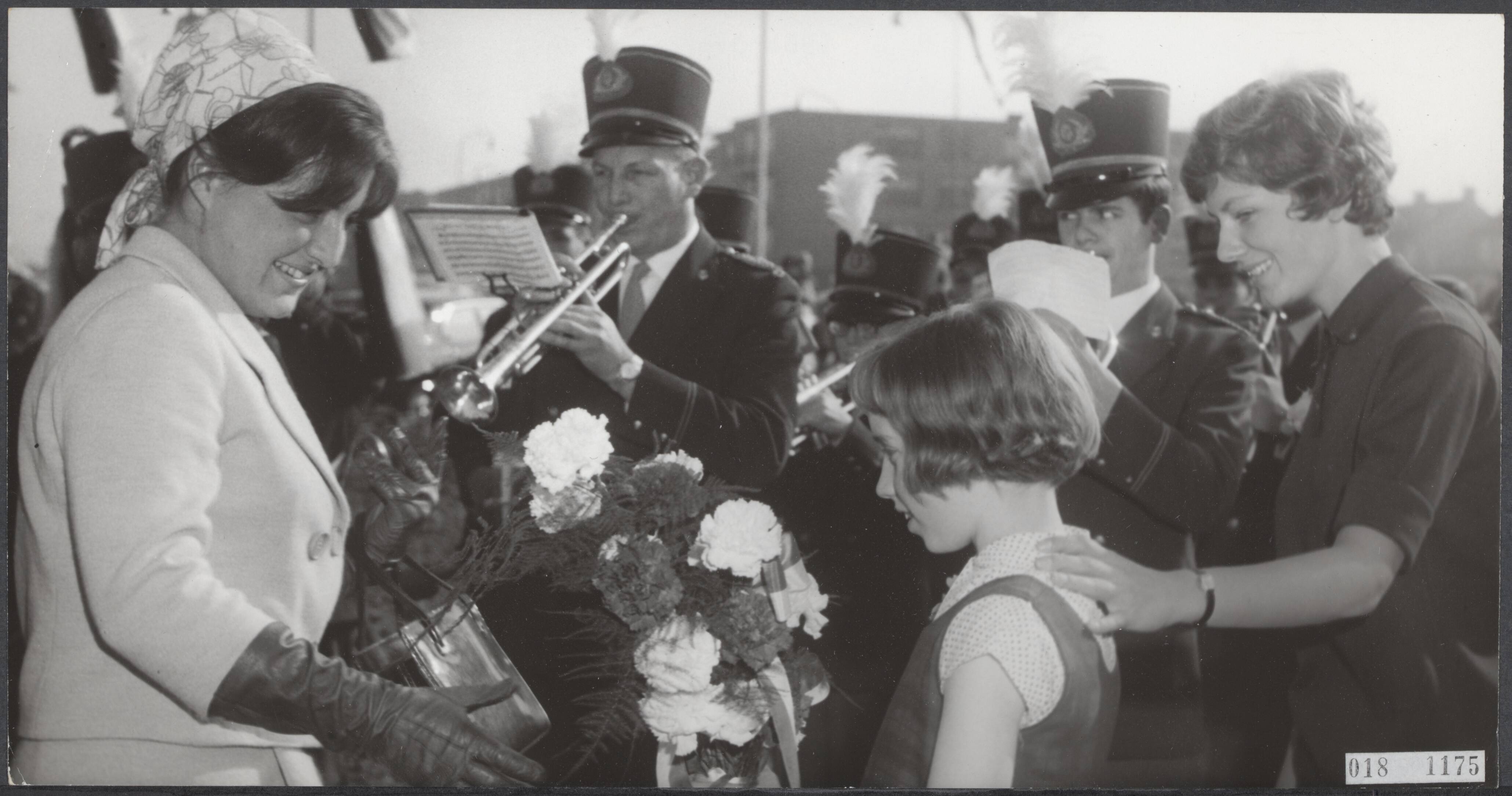 Fotocollectie Elsevier Binnenland — Prinses Margriet heeft de openingsplechtigheid van de BLO-school "Jan Baptist " in Maastricht verricht door het onthullen van een plaquette. Door de 14-jarige Toosje Hilkens werden aan de prinses bloemen overhandigd — Foto: Bilsen, Joop van / Anefo. Licentie: Set B: Rechtenvrij / Publiek Domein. Bron: Nationaal Archief. http://hdl.handle.net/10648/adc48492-d0b4-102d-bcf8-003048976d84