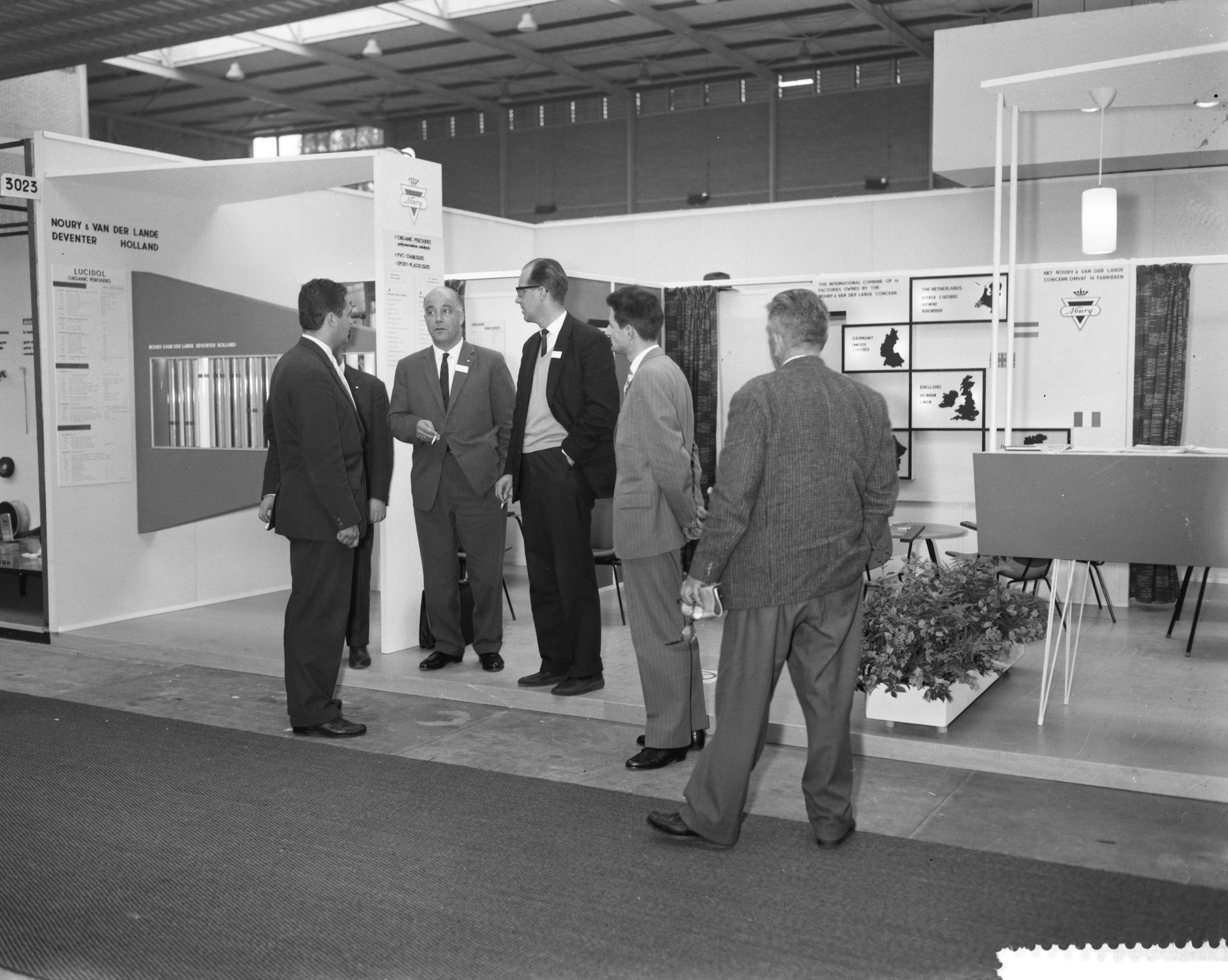 Fotocollectie Anefo — Diverse stand op de internationale kunststoffenbeurs Macro Plastic 1960 te Utrecht (Opdrachten Beauche en diverse stands op Macroplastic) — Foto: Bilsen, Joop van / Anefo. Licentie: Set B: Rechtenvrij / Publiek Domein. Bron: Nationaal Archief. http://hdl.handle.net/10648/a9bc1a54-d0b4-102d-bcf8-003048976d84