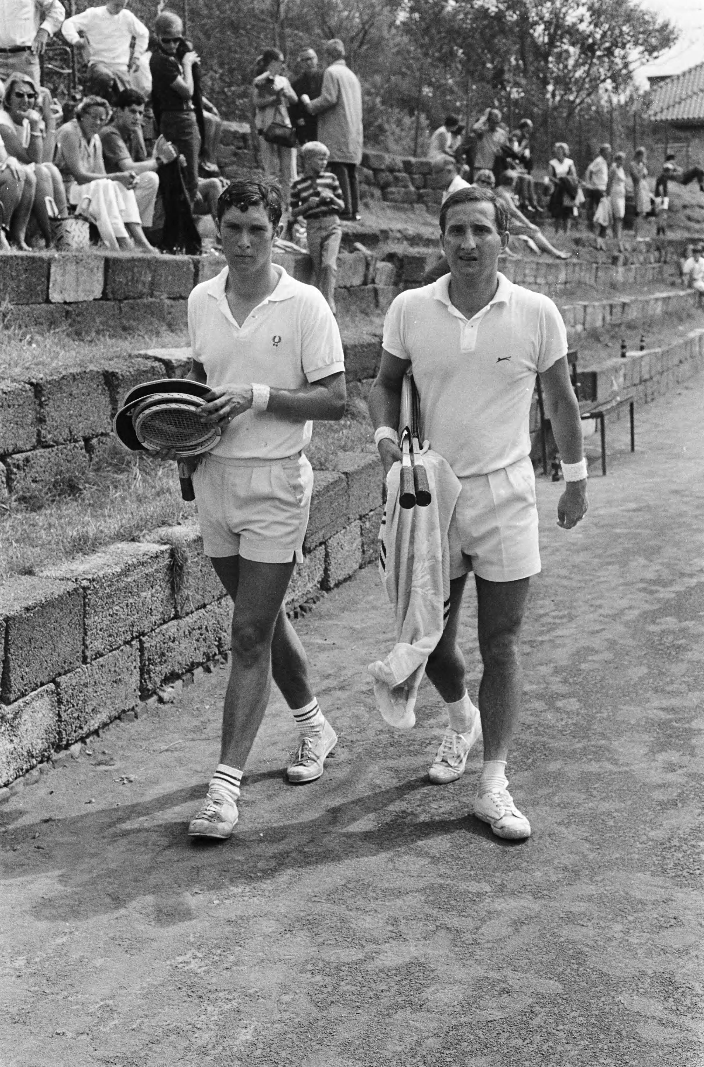 Fotocollectie Anefo — Nationaal Tenniskampioenschappen te Scheveningen. Weyerman (rechts) en Hordijk — Foto: Koch, Eric / Anefo. Licentie: Set B: Rechtenvrij / Publiek Domein. Bron: Nationaal Archief. http://hdl.handle.net/10648/ab229422-d0b4-102d-bcf8-003048976d84