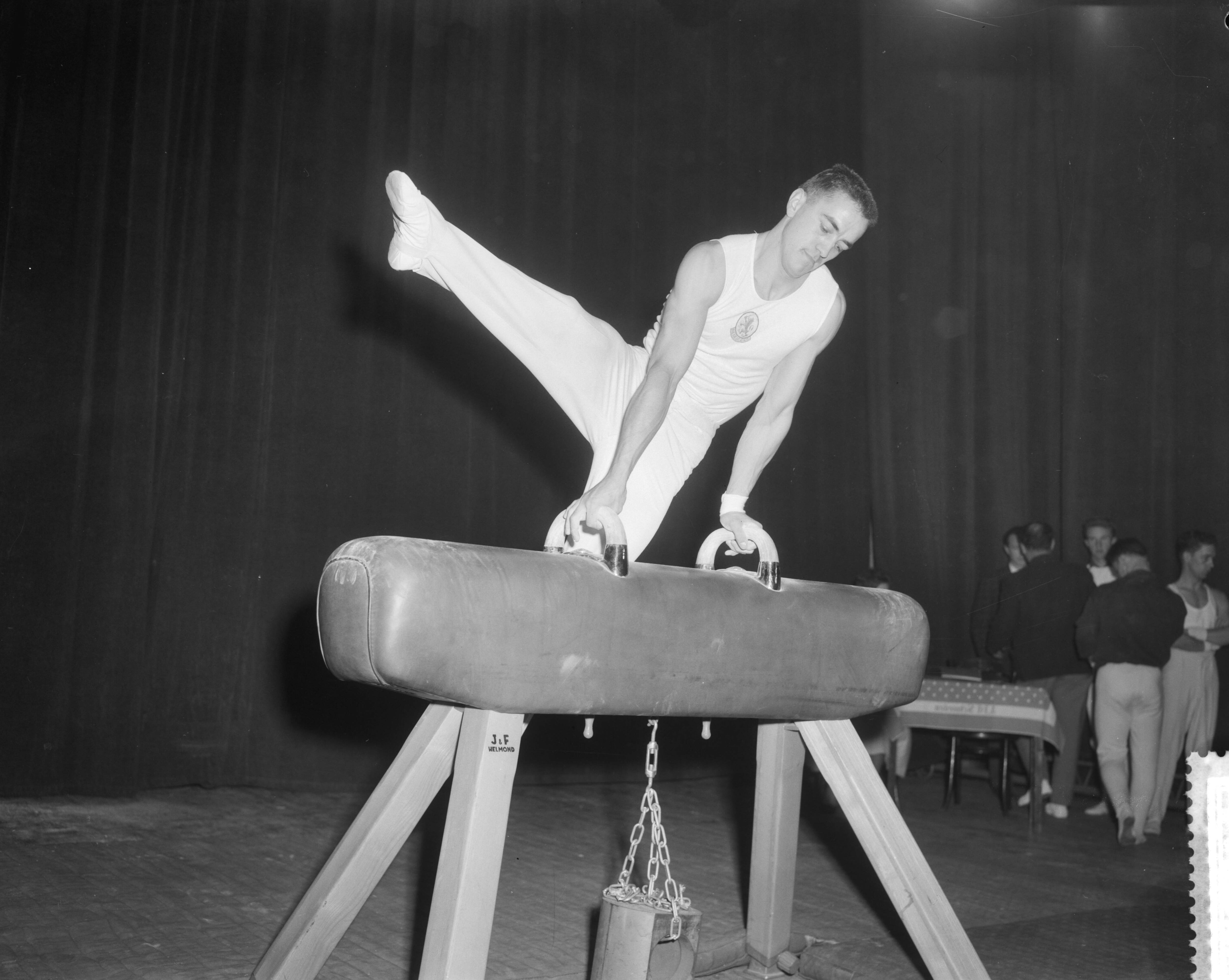 Fotocollectie Anefo — Finale Nederlandse turnkampioenschappen heren te Den Haag. Kampioen Willy Jaegers tijdens zijn paard-voltige oefening — Foto: Behrens, Herbert F. / Anefo. Licentie: Set B: Rechtenvrij / Publiek Domein. Bron: Nationaal Archief. http://hdl.handle.net/10648/a9c24e74-d0b4-102d-bcf8-003048976d84