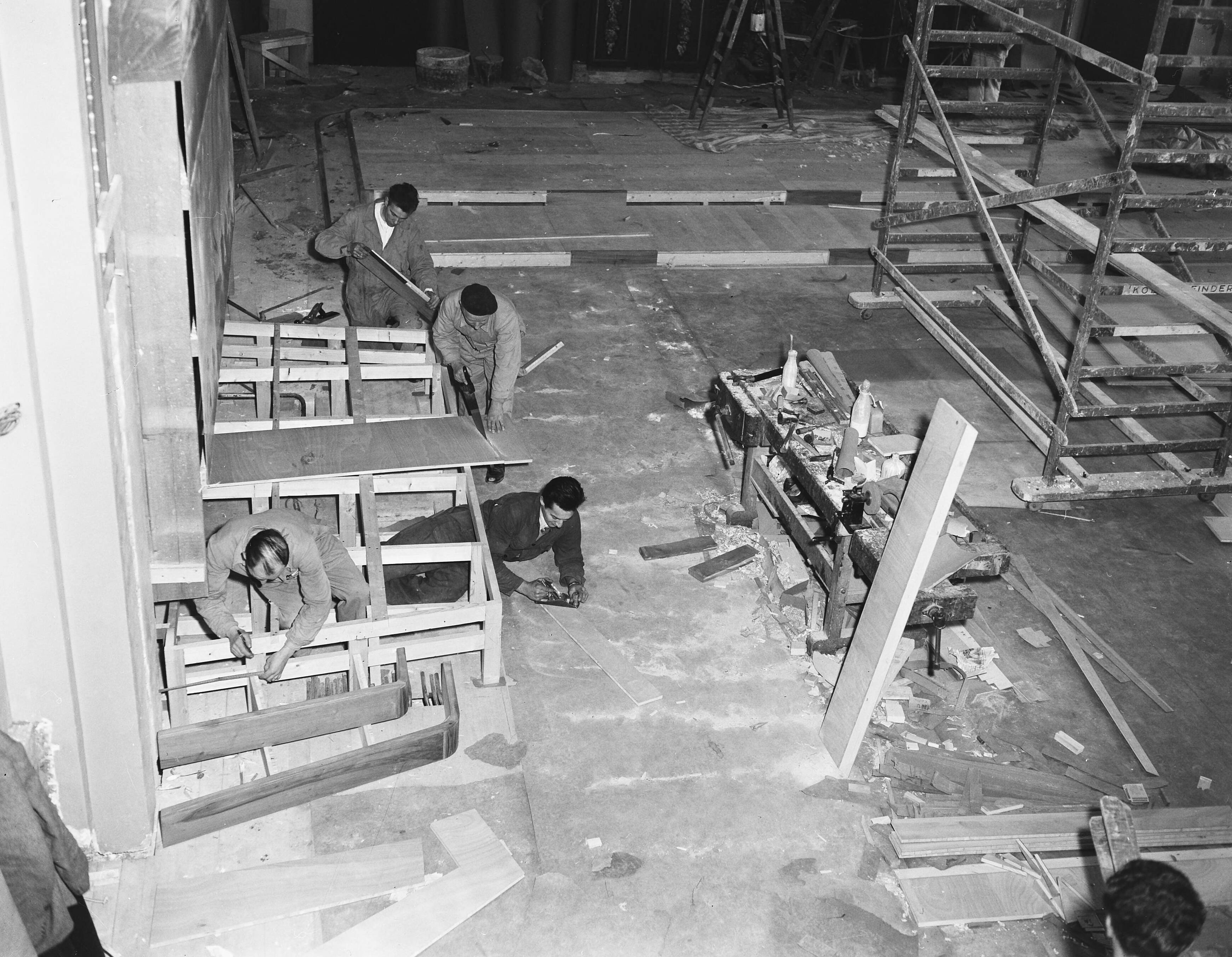Fotocollectie Anefo — Restauratie vergaderzaal Eerste Kamer in Den Haag — Foto: Pot, Harry / Anefo. Licentie: Set B: Rechtenvrij / Publiek Domein. Bron: Nationaal Archief. http://hdl.handle.net/10648/a943a4fc-d0b4-102d-bcf8-003048976d84