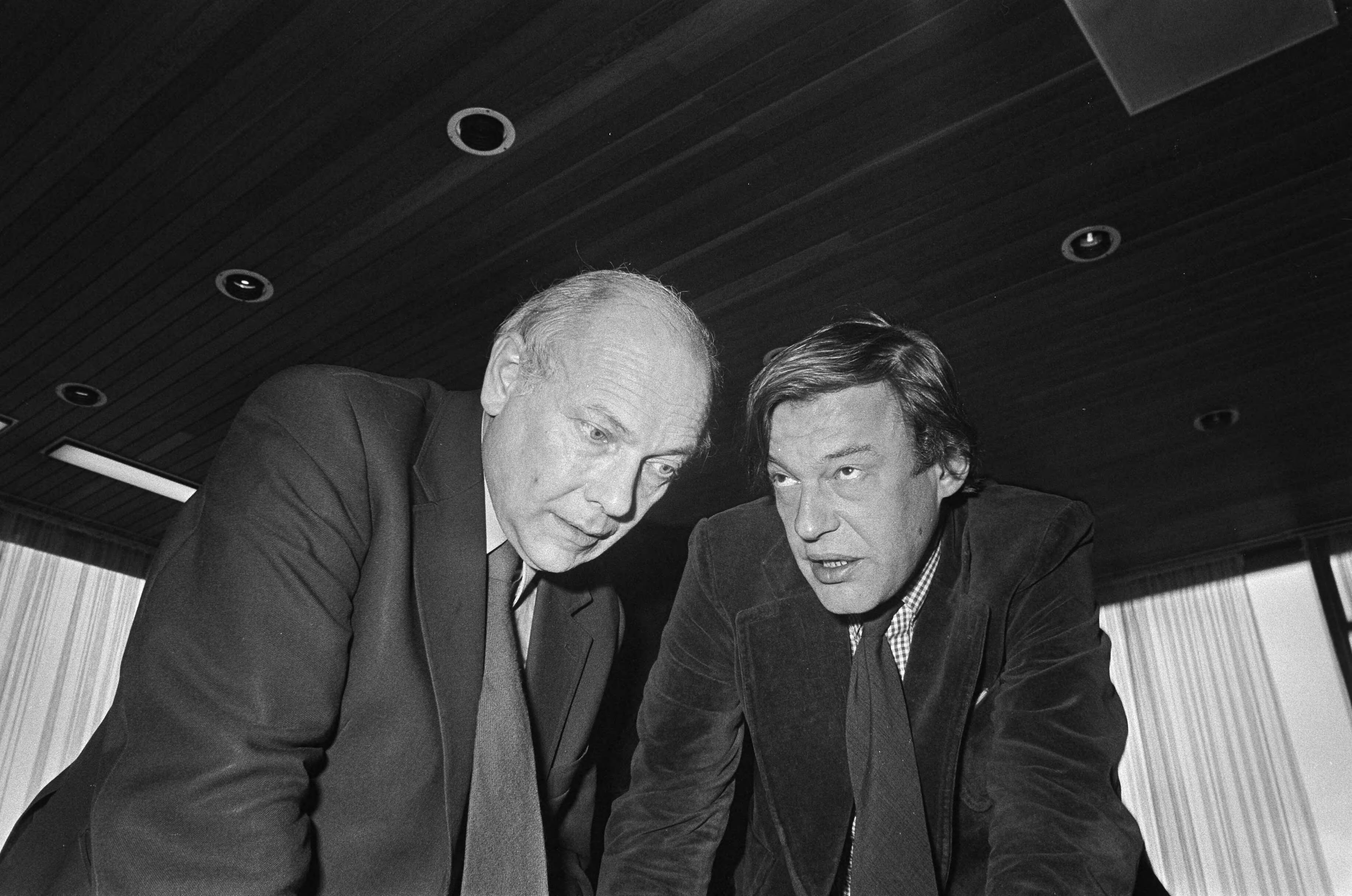 Fotocollectie Anefo — PvdA-partijraad bijeen te Utrecht, Den Uyl (links) en Van Mierlo (D66) — Foto: Mieremet, Rob / Anefo. Licentie: Set B: Rechtenvrij / Publiek Domein. Bron: Nationaal Archief. http://hdl.handle.net/10648/ac236aa4-d0b4-102d-bcf8-003048976d84