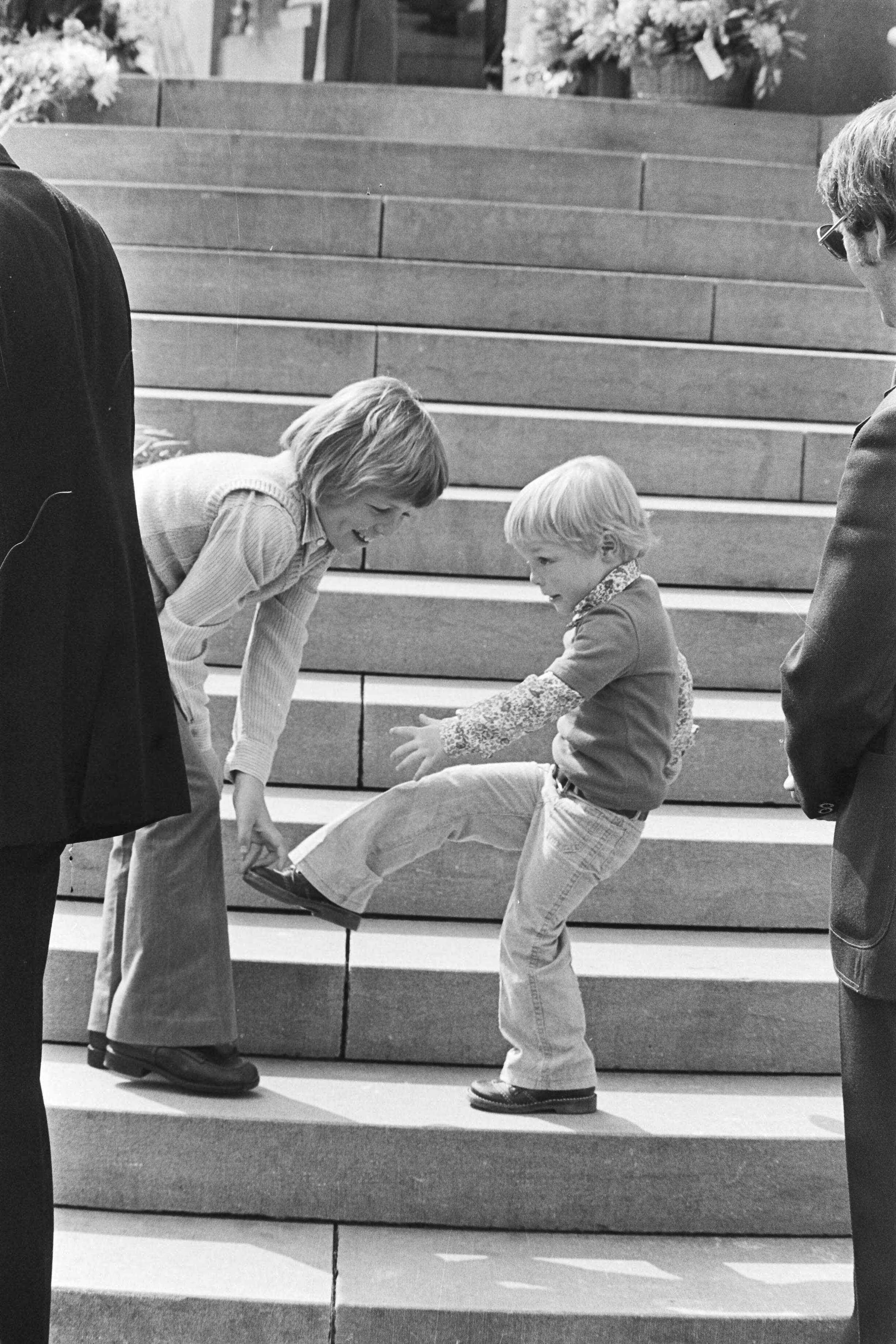 Koninginnedag 1977, defile Soestdijk — Defile Soestdijk; Jaime geeft Johan Friso schop — Foto: Peters, Hans / Anefo. Licentie: Set B: Rechtenvrij / Publiek Domein. Bron: Nationaal Archief. http://hdl.handle.net/10648/ac9ade18-d0b4-102d-bcf8-003048976d84