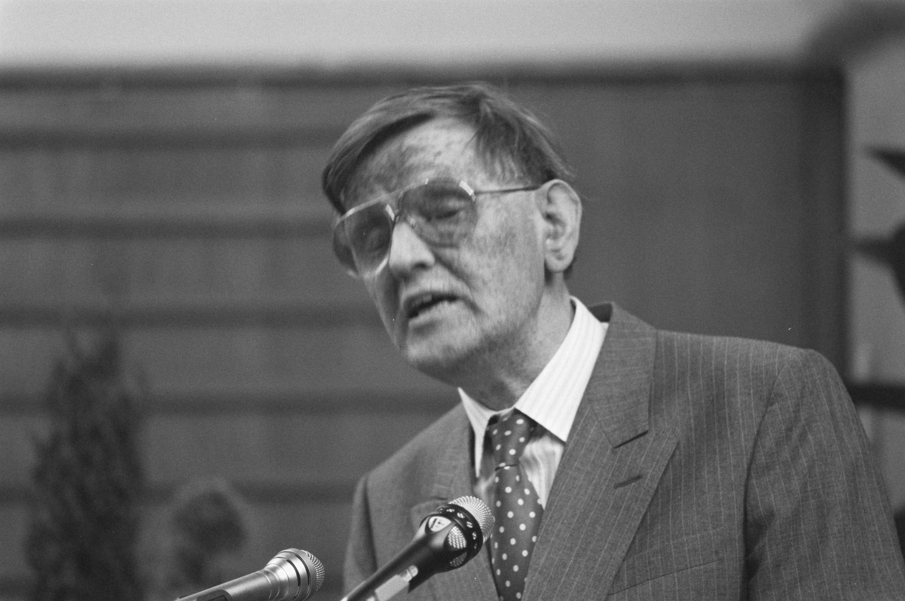 Fotocollectie Anefo — Roland Holst herdenking in Bergen; prof. K. Fens , publicist, aan het woord, kop — Foto: Croes, Rob C. / Anefo. Licentie: Set B: Rechtenvrij / Publiek Domein. Bron: Nationaal Archief. http://hdl.handle.net/10648/ad6b102e-d0b4-102d-bcf8-003048976d84
