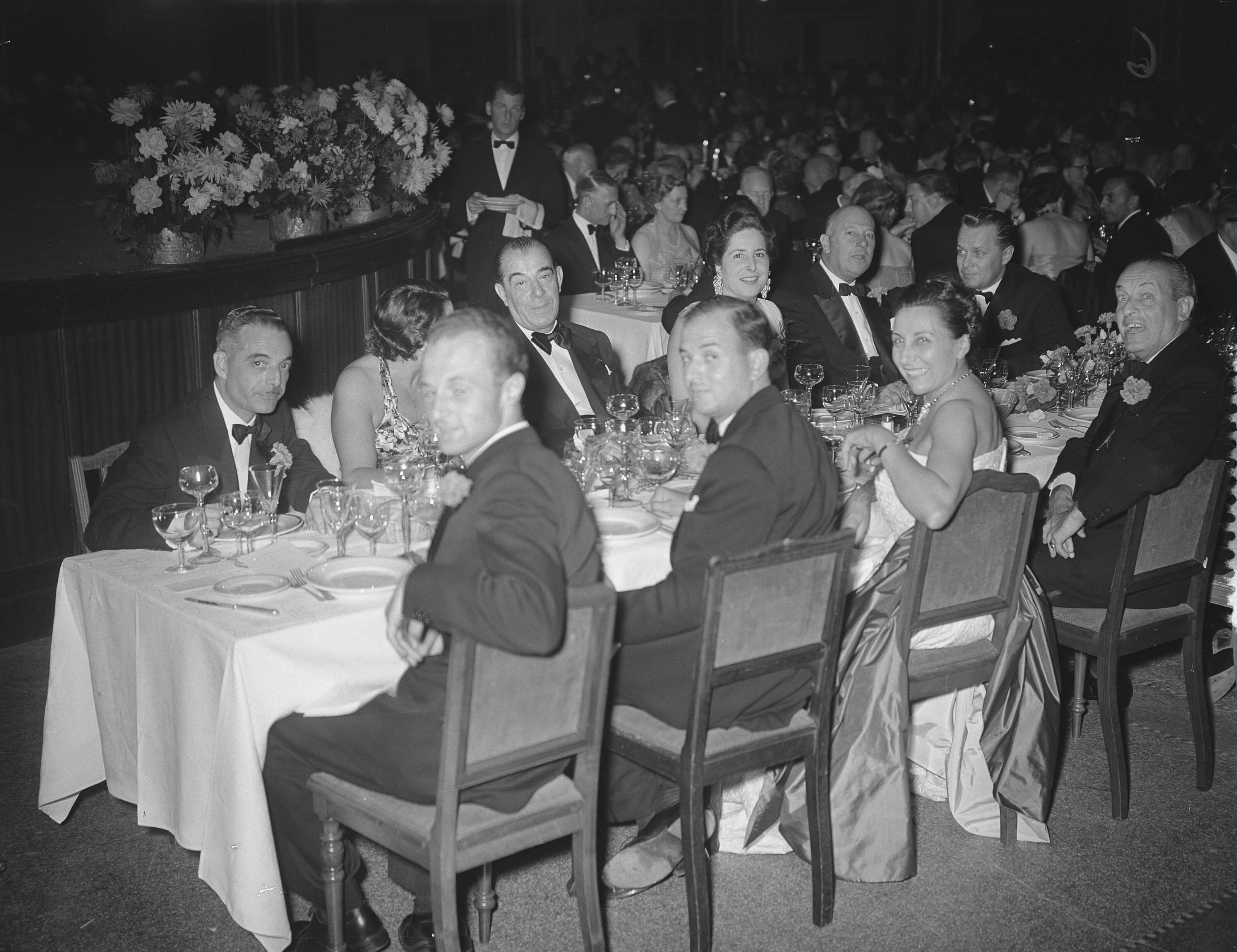 Fotocollectie Anefo — Congres zee-assuradeuren Den Haag, Banket — Foto: Bilsen, Joop van / Anefo. Licentie: Set B: Rechtenvrij / Publiek Domein. Bron: Nationaal Archief. http://hdl.handle.net/10648/a9295624-d0b4-102d-bcf8-003048976d84