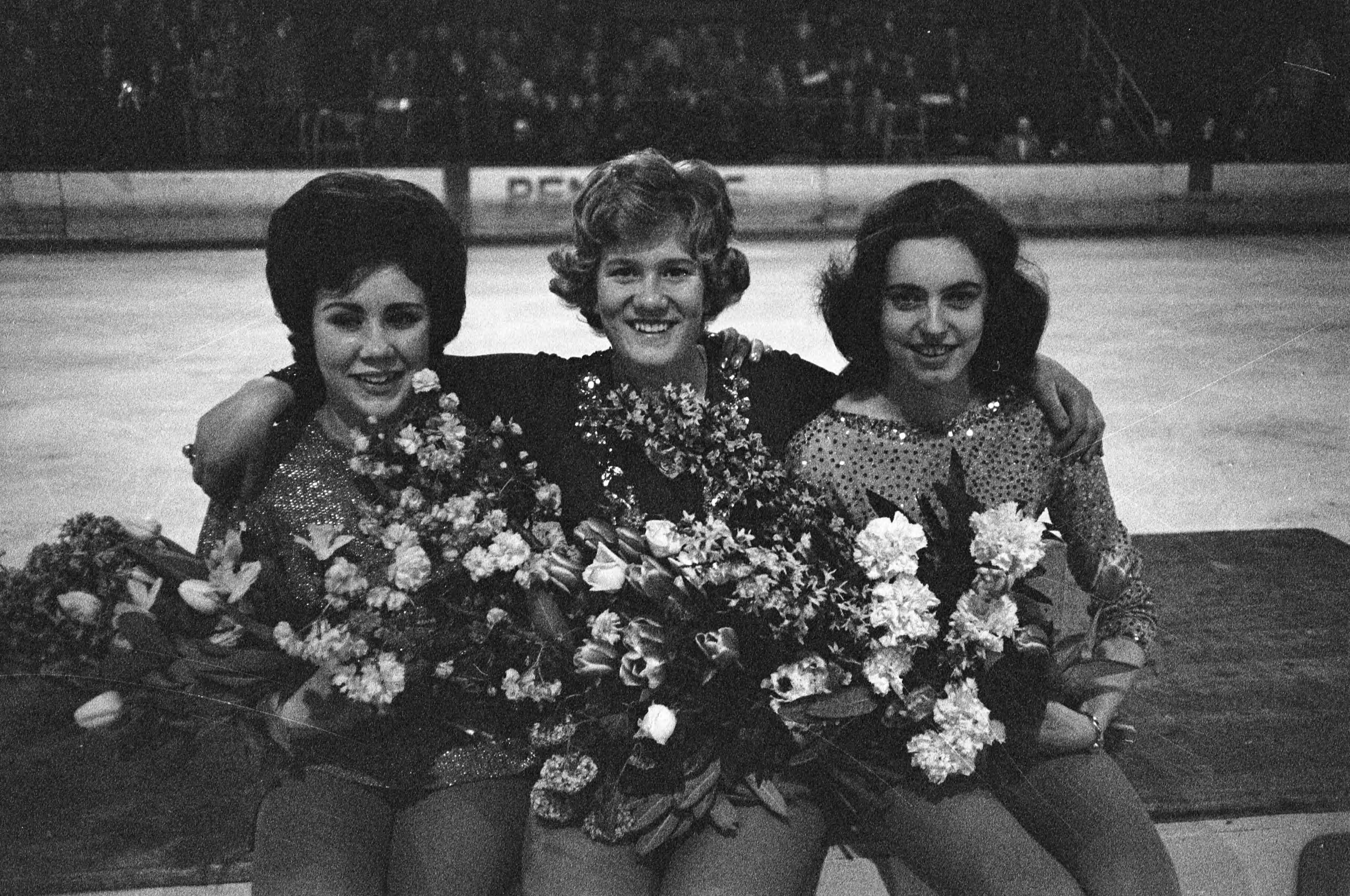 Fotocollectie Anefo — Nederlandse kampioenschappen kunstrijden in Den Haag. Sjoukje Dijkstra werd voor de 5e keer Nederlands kampioene. Vlnr. Truusje Geradt (Den Haag, 2e), Sjoukje Dijkstra (Amstelveen, 1e), Lilian van der Graaf (Den Haag, 3e) — Foto: Pot, Harry / Anefo. Licentie: Set B: Rechtenvrij / Publiek Domein. Bron: Nationaal Archief. http://hdl.handle.net/10648/a9ce2406-d0b4-102d-bcf8-003048976d84