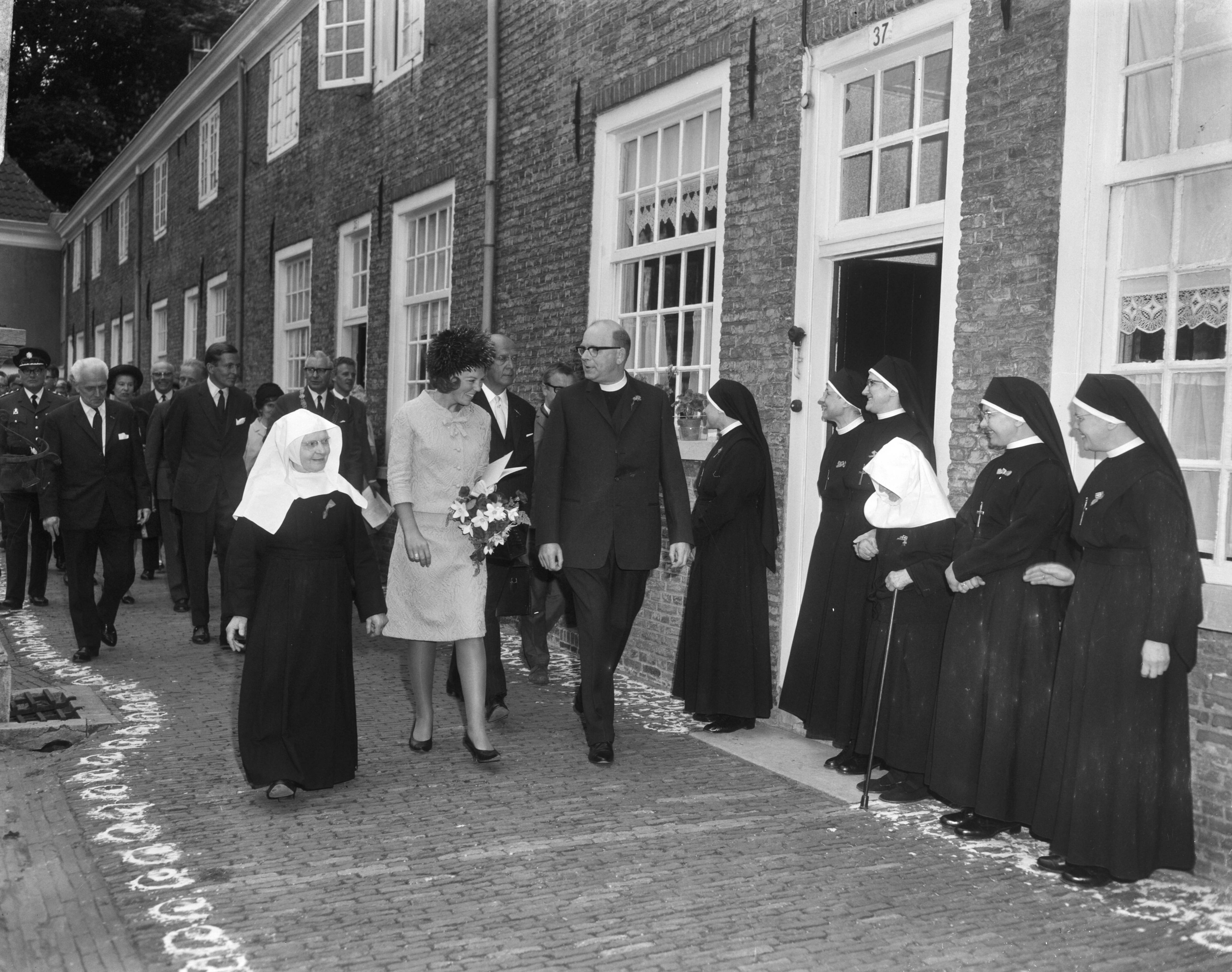 Fotocollectie Anefo — Prinses Beatrix en prins Claus brachten bezoek aan Breda in het Begijnhof — Foto: Bilsen, Joop van / Anefo. Licentie: Set B: Rechtenvrij / Publiek Domein. Bron: Nationaal Archief. http://hdl.handle.net/10648/aaeb8d88-d0b4-102d-bcf8-003048976d84